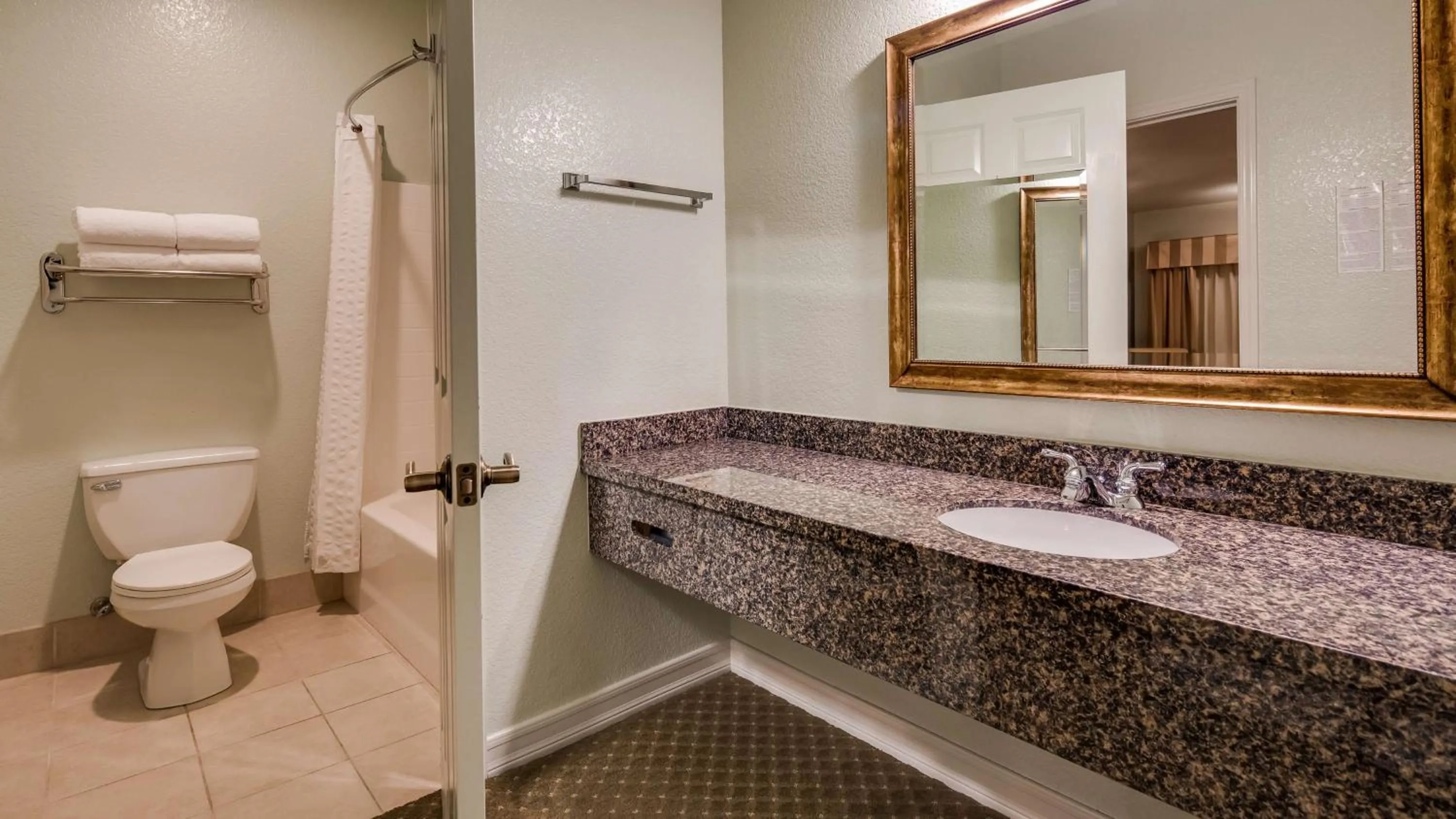 King Room with Whirlpool - Non-Smoking in Best Western Plus Bayshore Inn