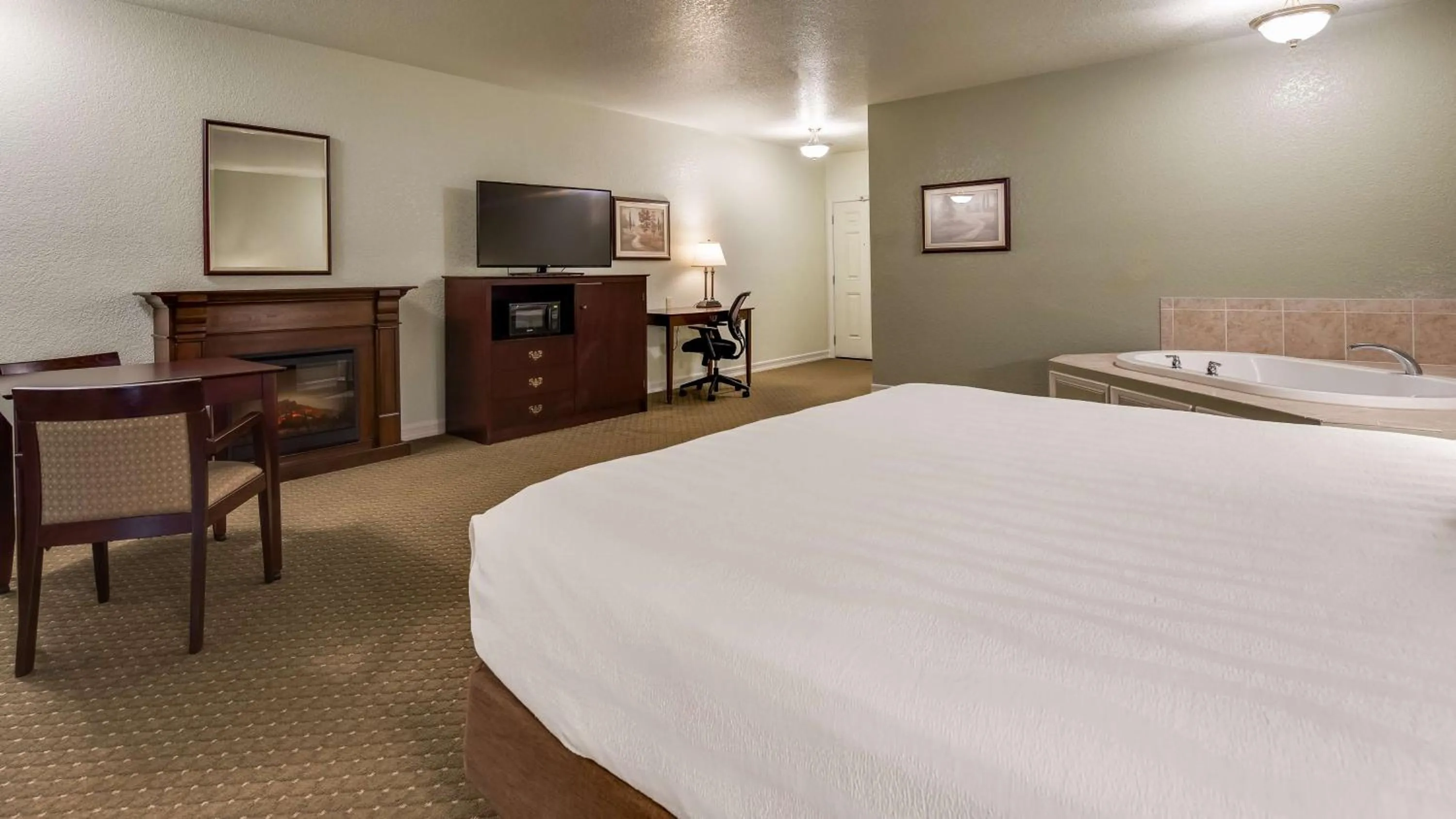 Queen Room with Two Queen Beds and Walk-In Shower - Mobility Accessible/Non-Smoking in Best Western Plus Bayshore Inn