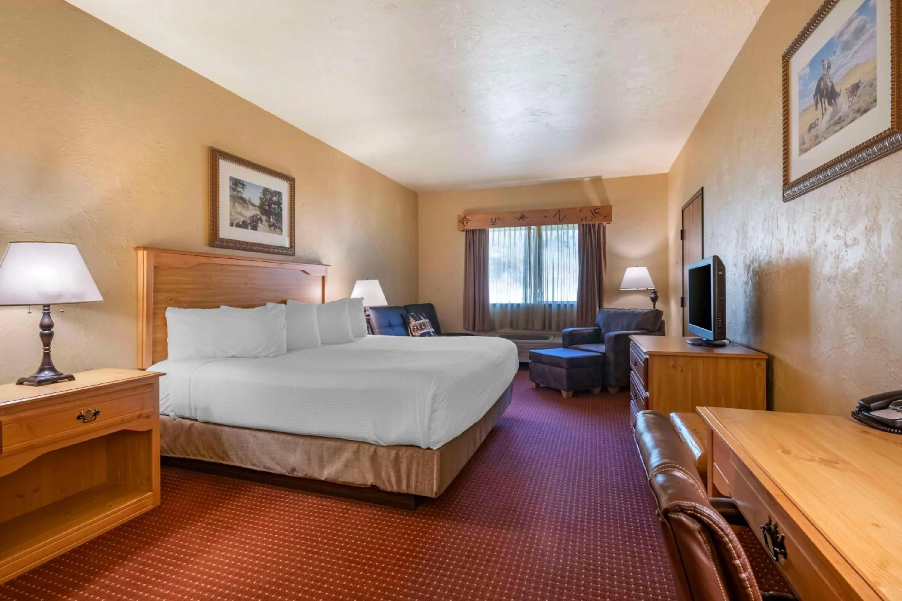 King Room with Roll-In Shower - Mobility Accessible in Best Western Devils Tower Inn