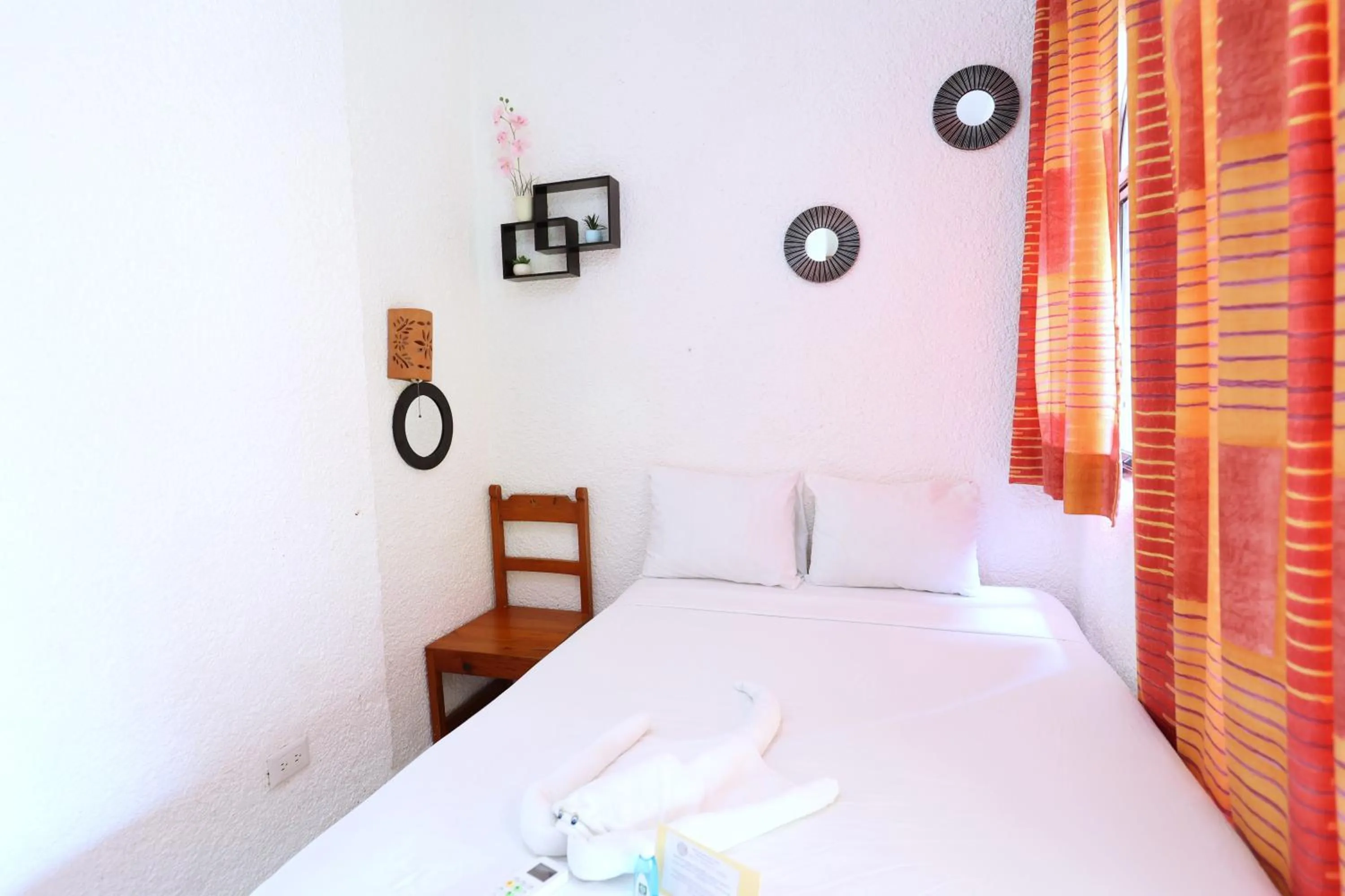 Caribbean Room shared bathroom in Hotel Bosque Caribe, 5th Av. zone