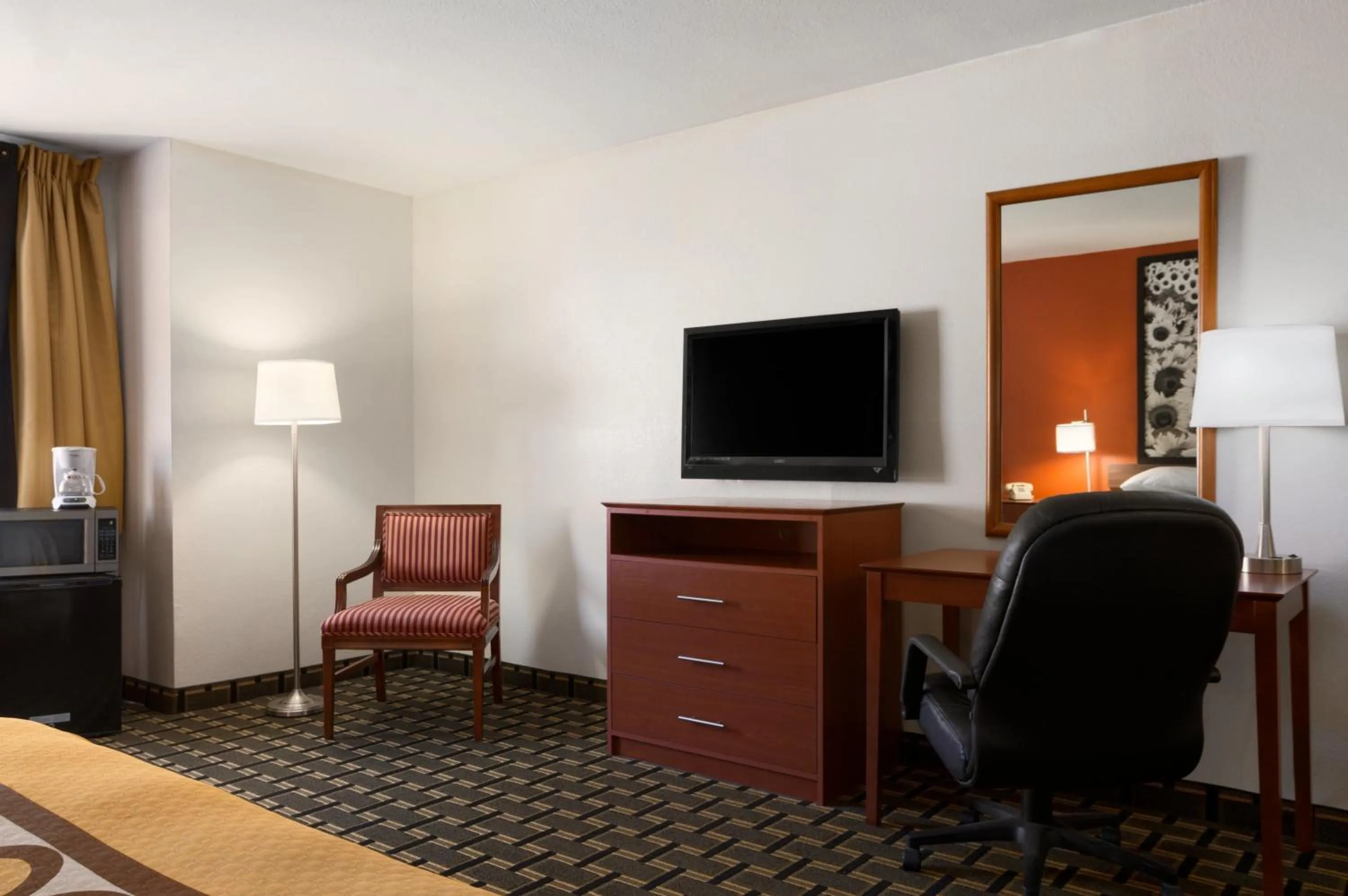 Deluxe King Room - Non-Smoking in Super 8 by Wyndham Prestonsburg