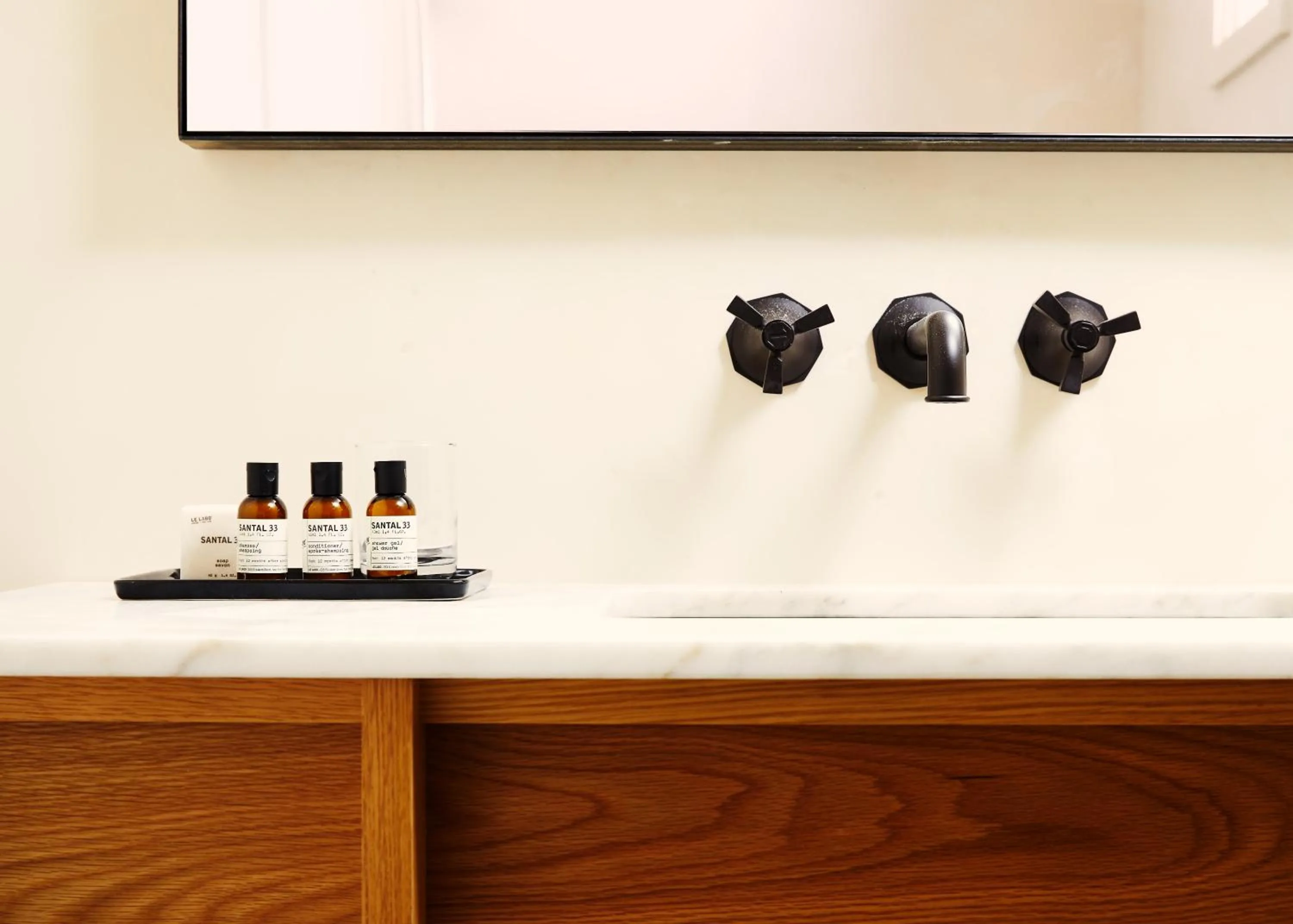 Courtyard Balcony Double Queen in Marram