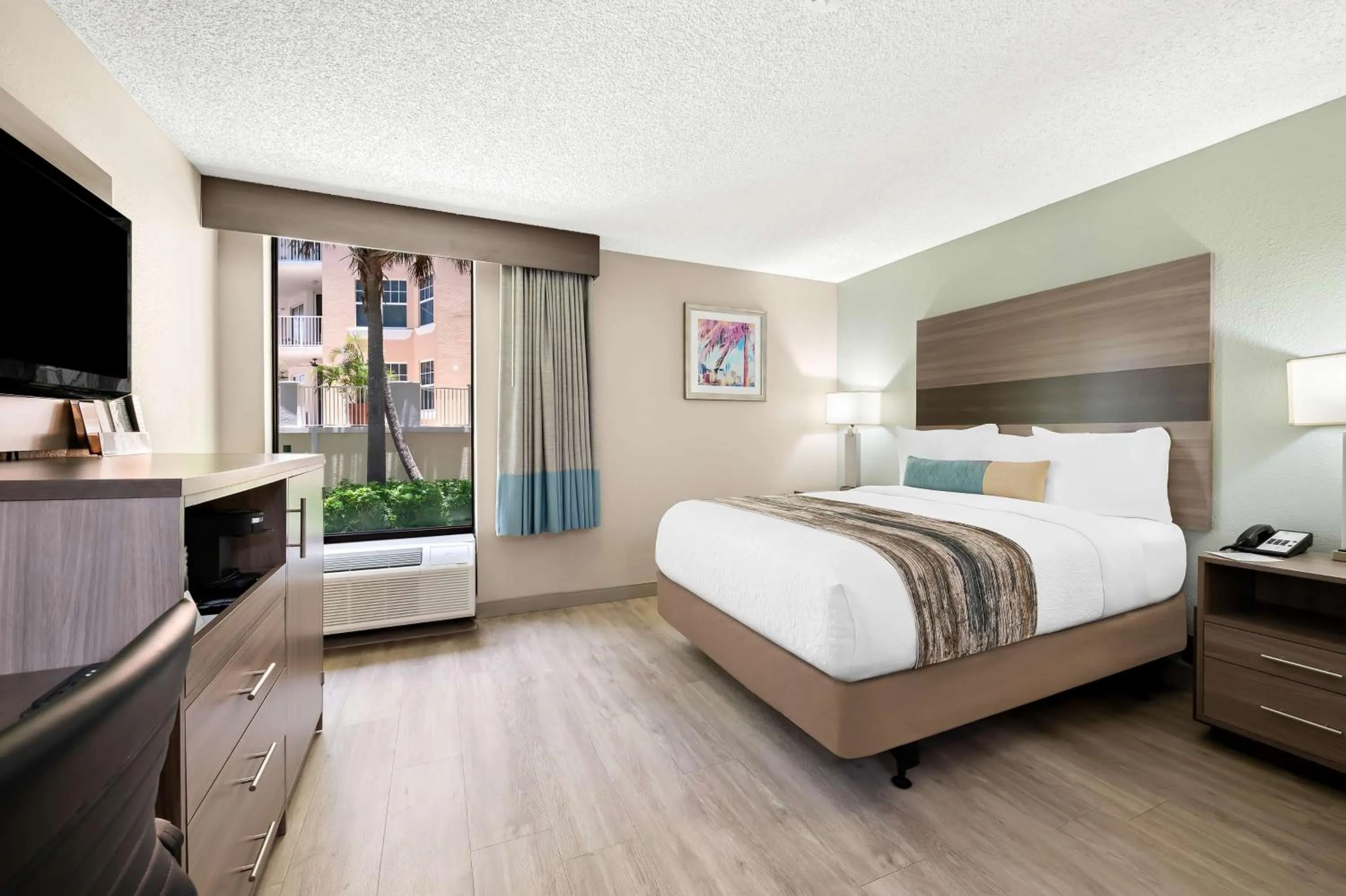 Queen Room with Roll-In Shower - Mobility Access in Best Western Intracoastal Inn