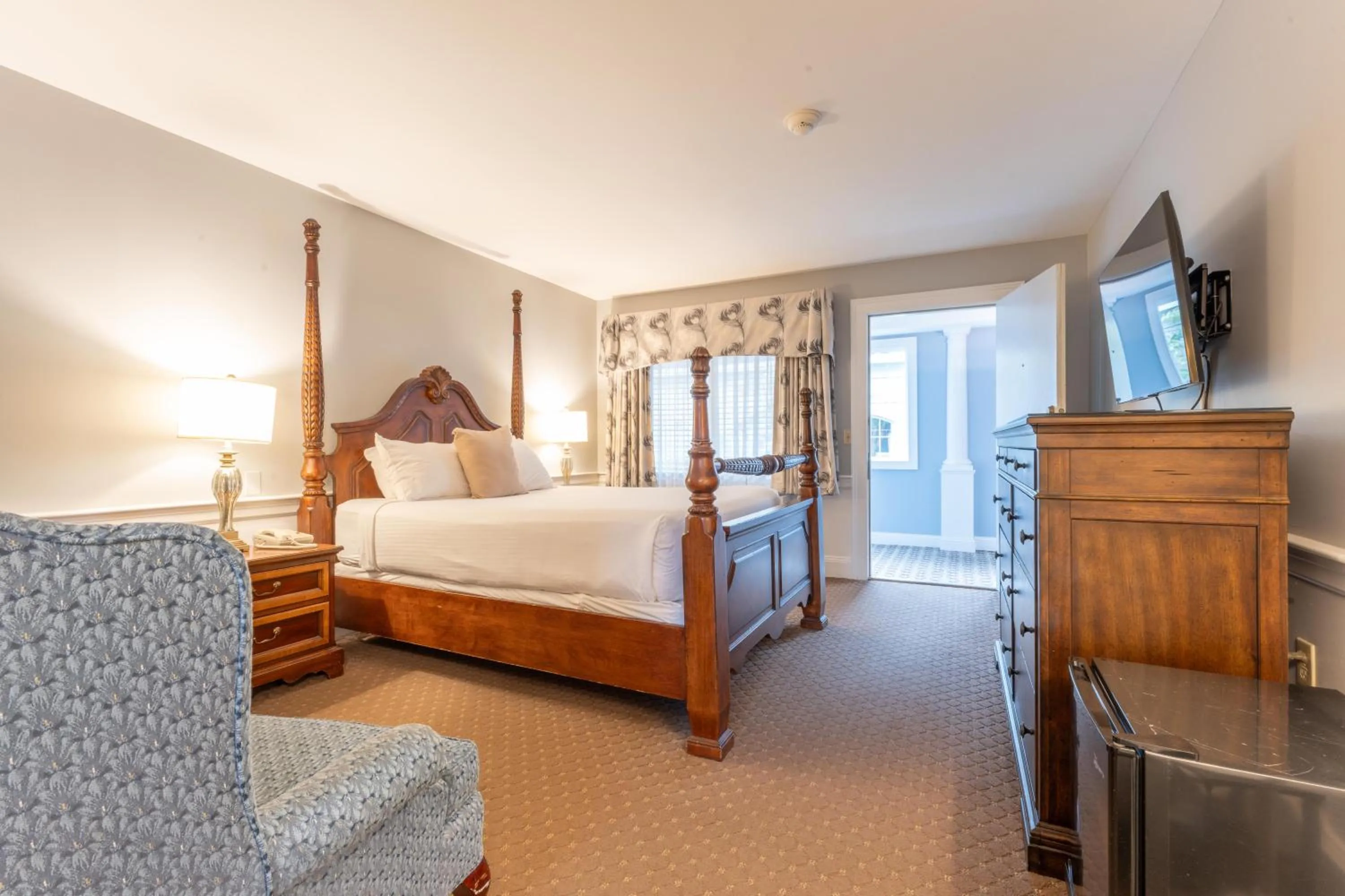 Deluxe Room in Dan'l Webster Inn and Spa