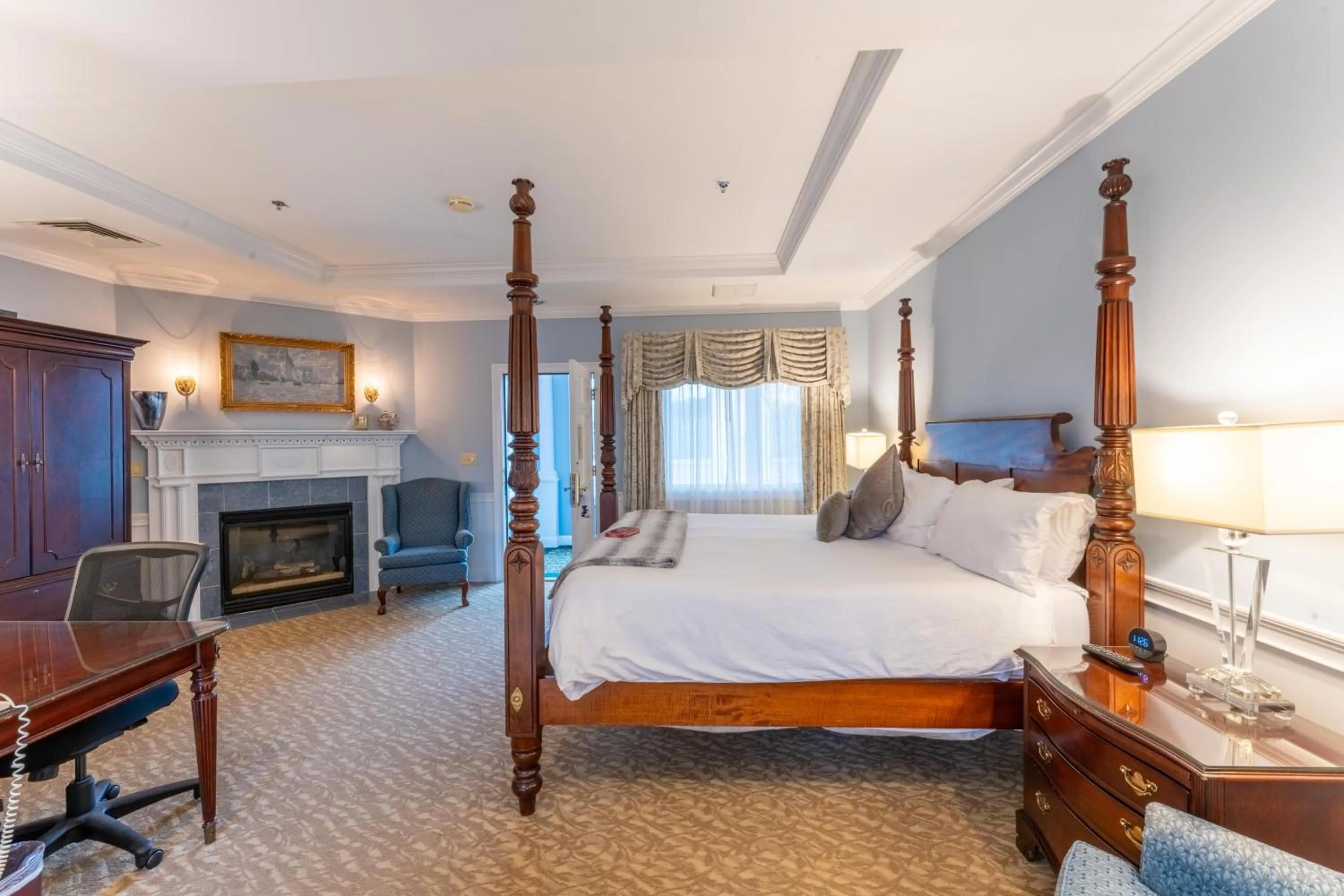 King Suite in Dan'l Webster Inn and Spa
