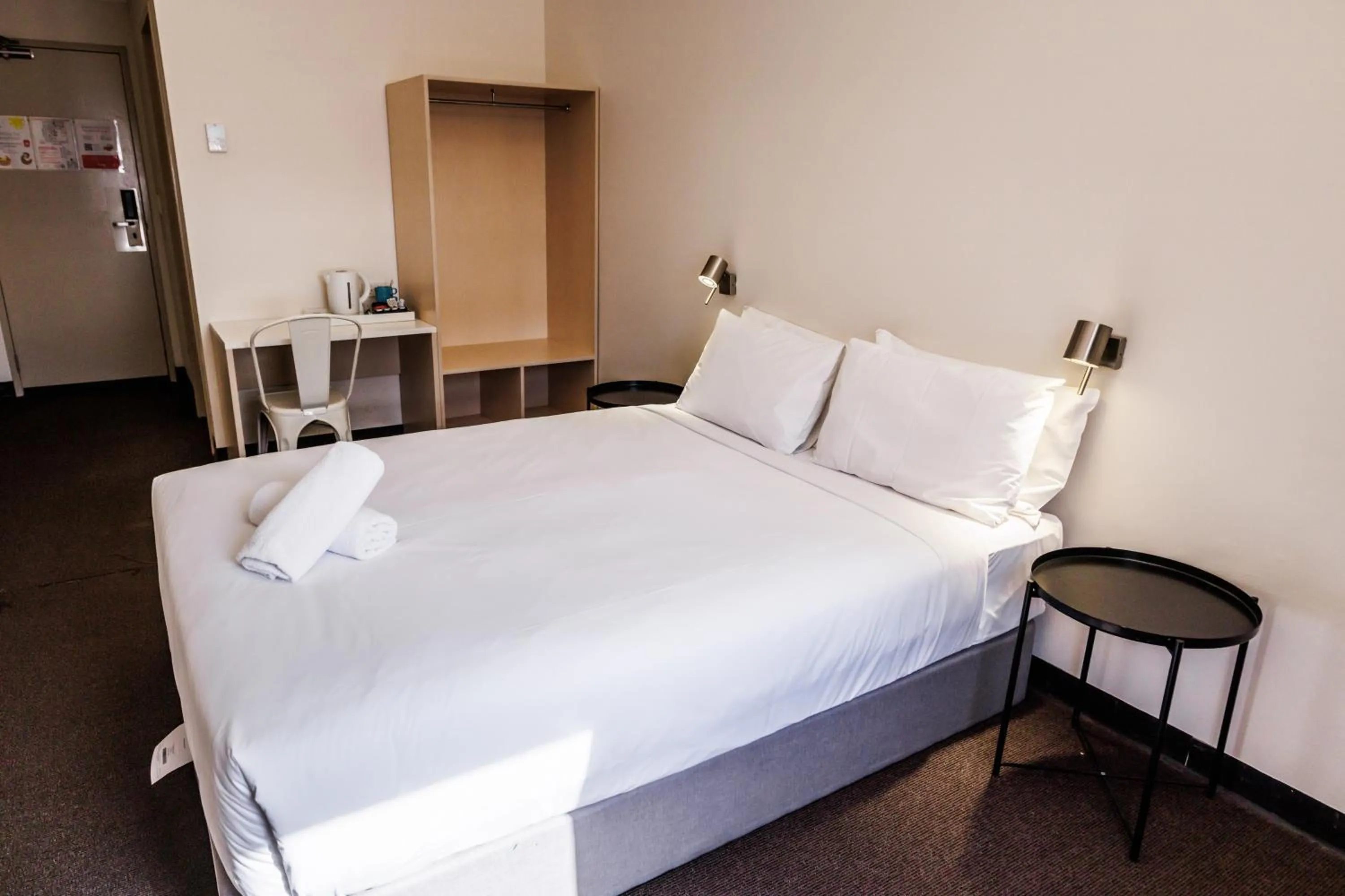 Queen Room with Ensuite in YHA Adelaide Central