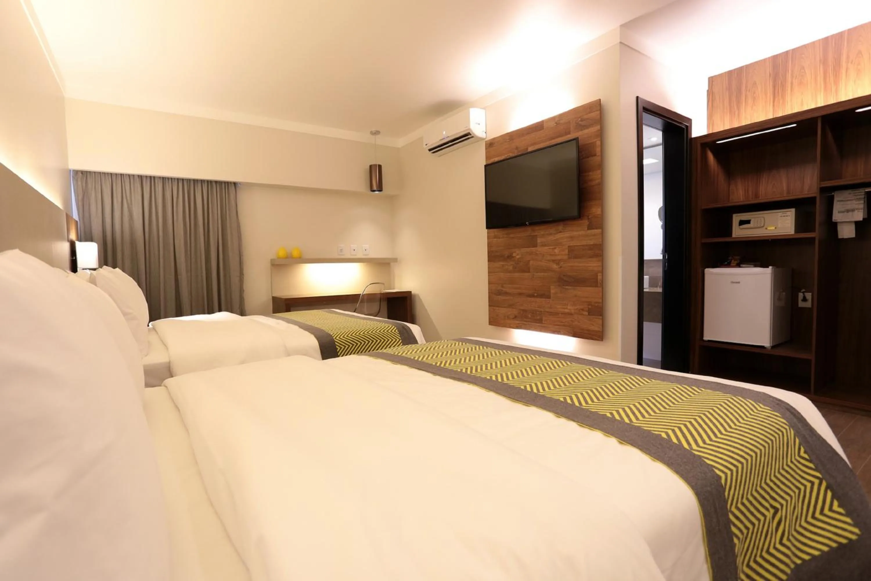 Quarto deluxe com 2 camas de casal in Oasis Plaza Hotel