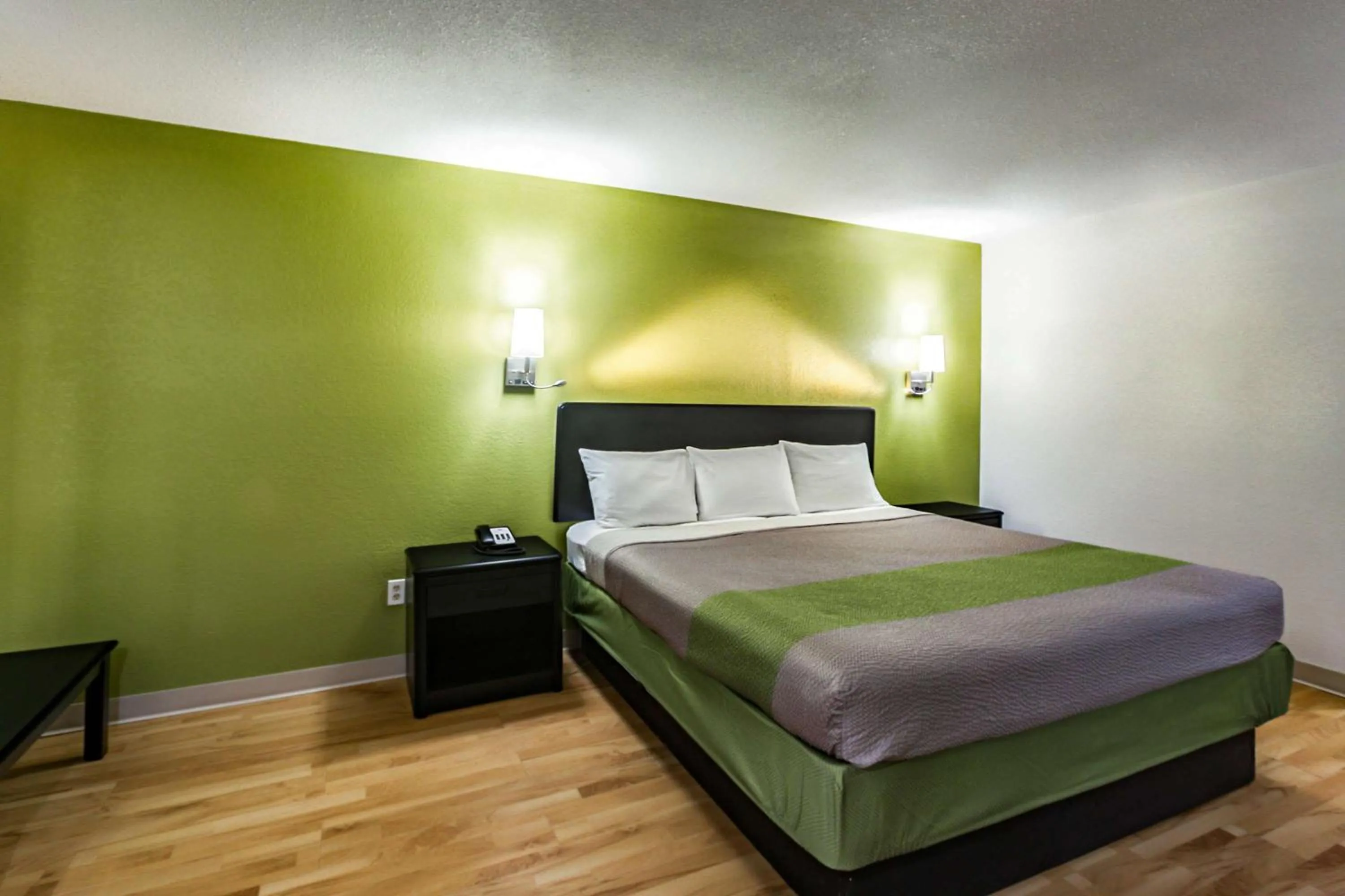 Deluxe King Room - single occupancy - Non-Smoking in Motel 6-Augusta, KS