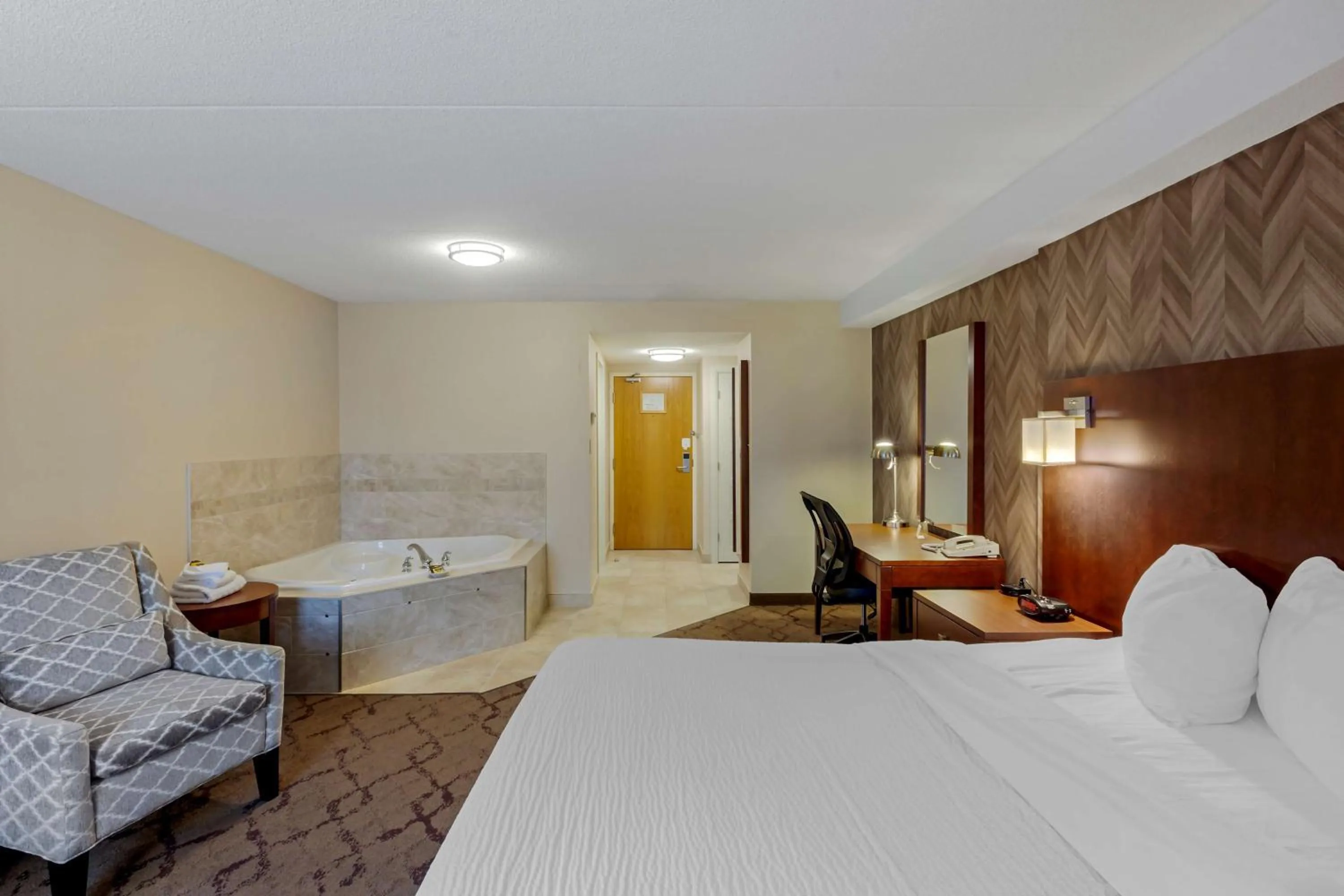 King Room with Spa Bath and Fireplace in Best Western Plus Otonabee Inn
