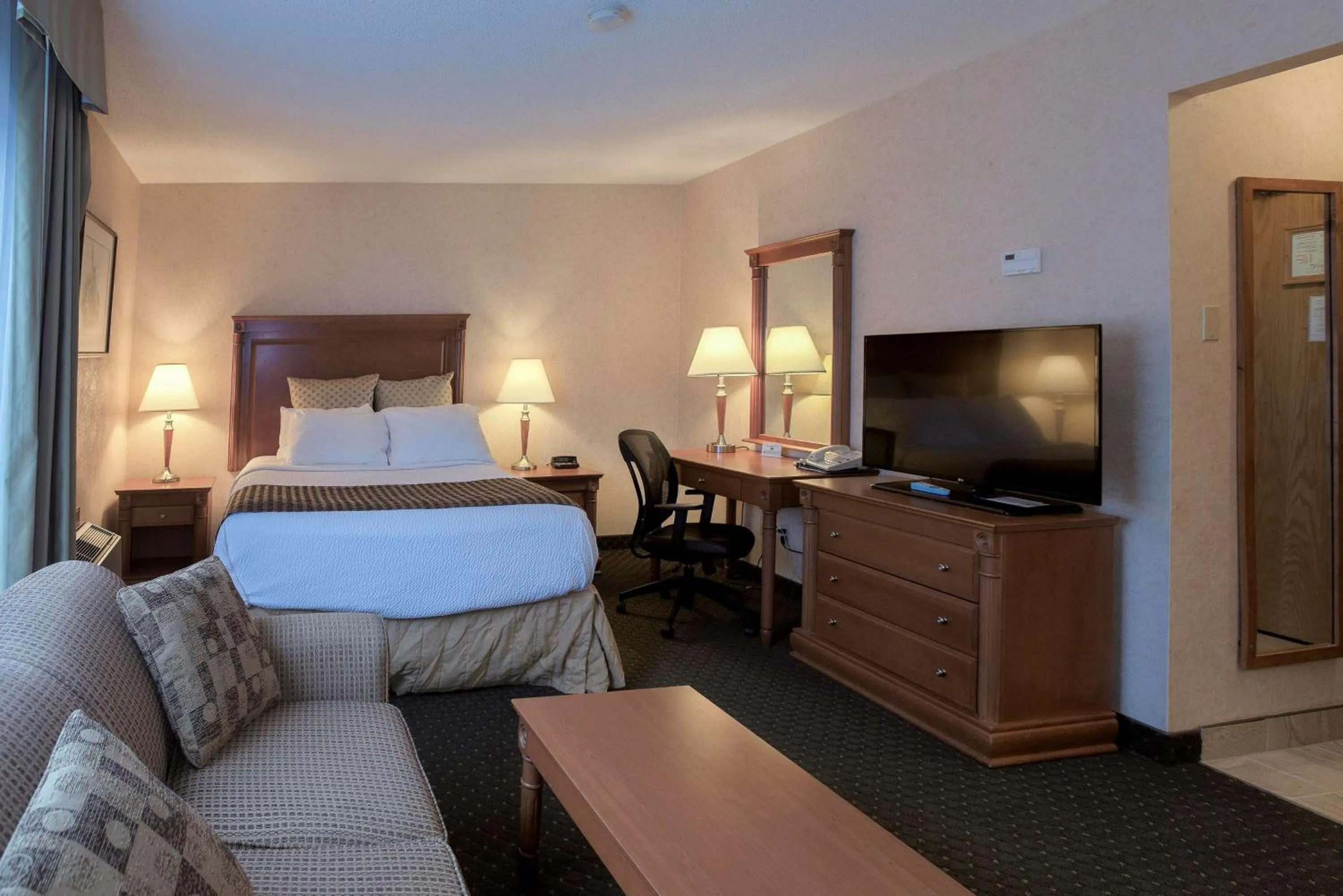 Queen Room with River View with Kitchenette - Non-smoking in Best Western Plus Otonabee Inn