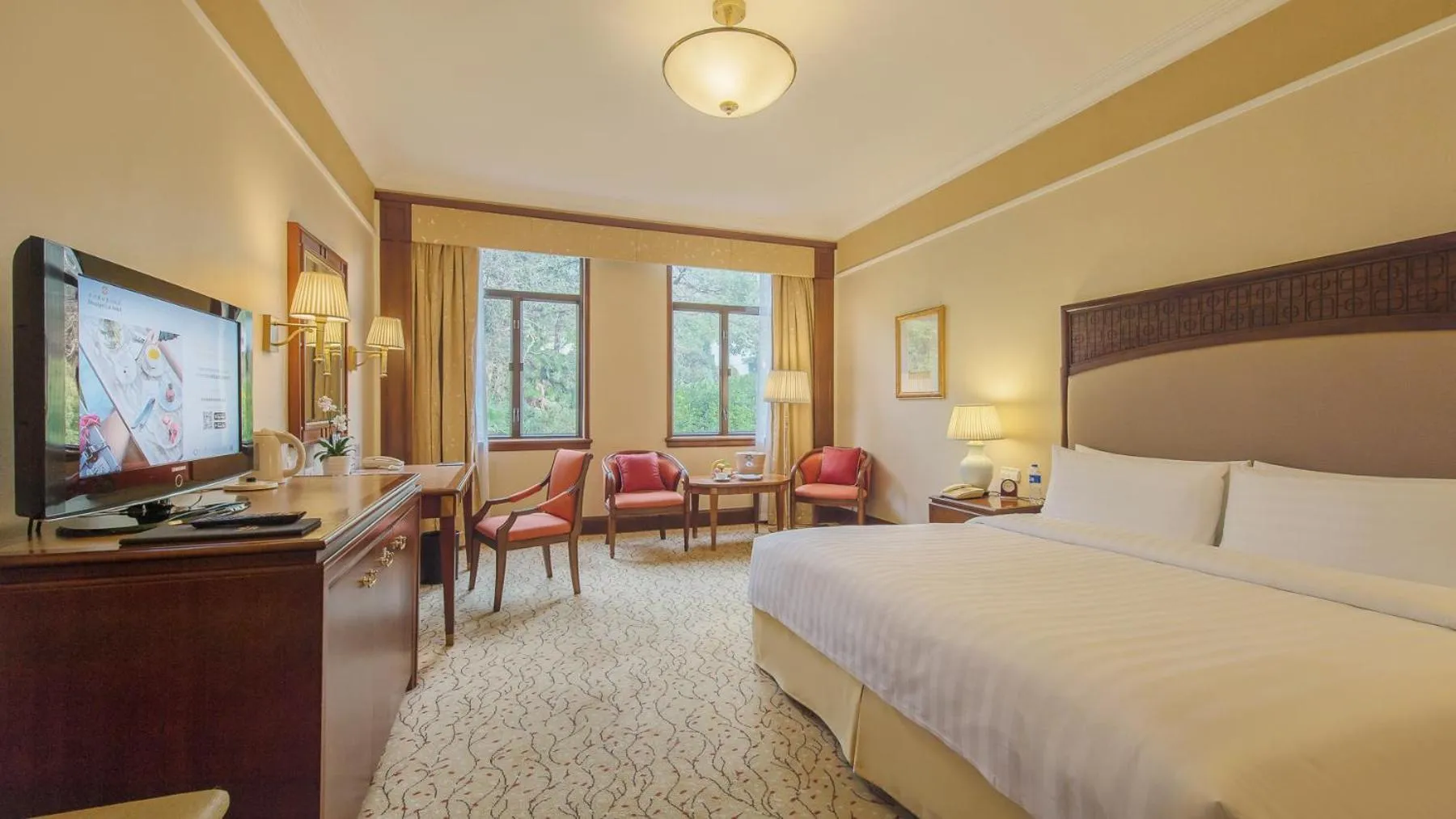 Horizon Hillview King Bed Room in Shangri-La Hangzhou - The back garden of West Lake