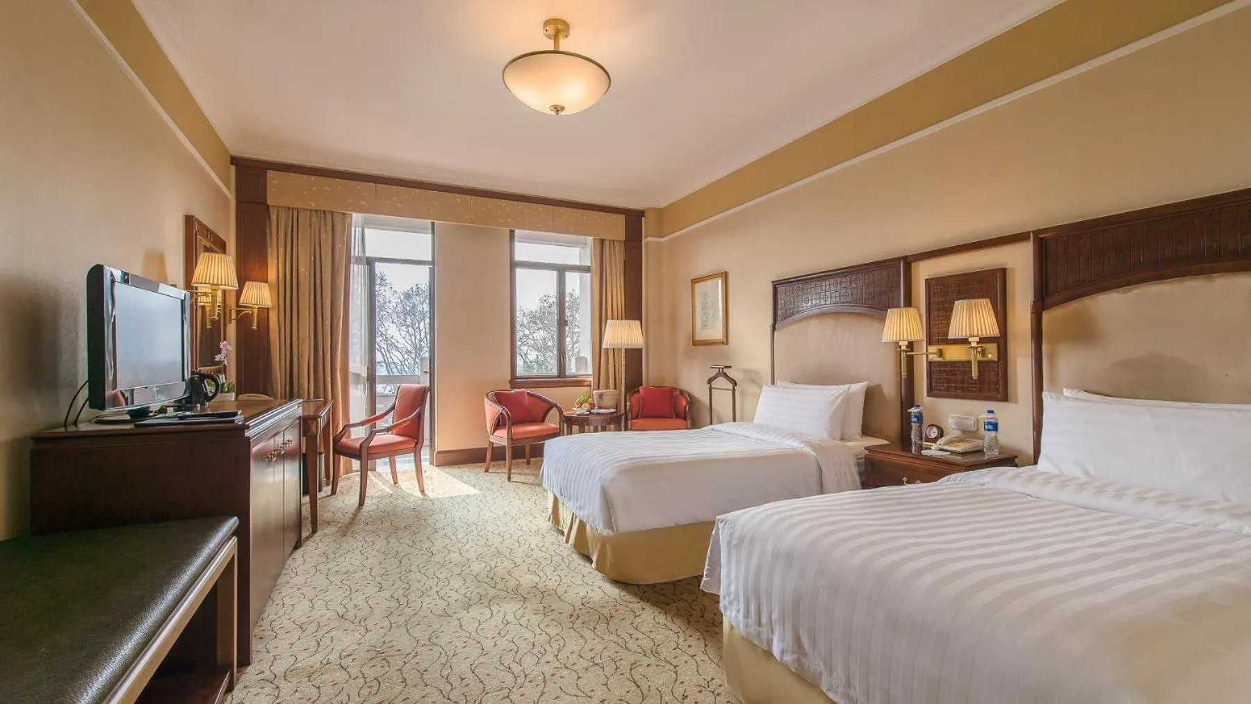 Horizon Lakeside Twin Bed Room in Shangri-La Hangzhou - The back garden of West Lake