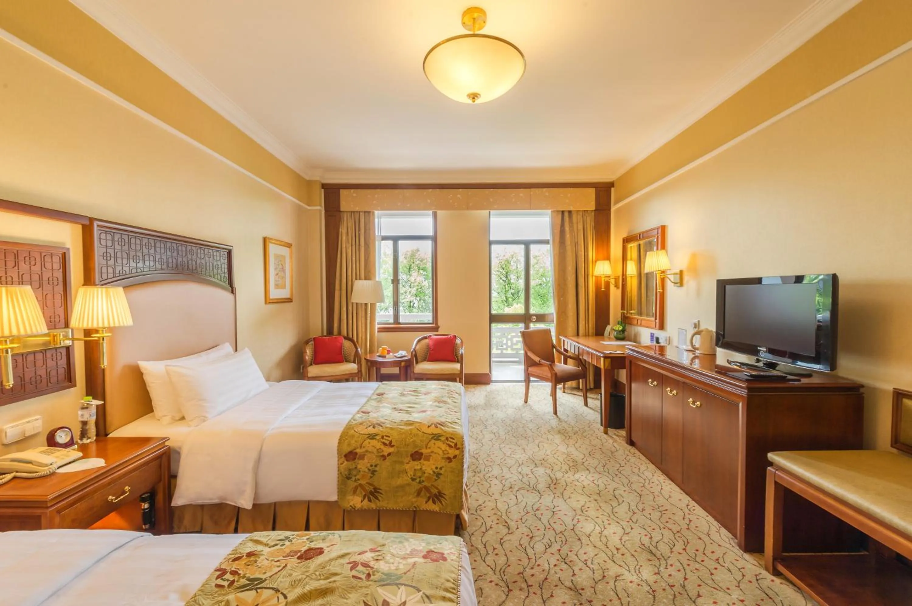 Lakeside Twin Bed Room in Shangri-La Hangzhou - The back garden of West Lake