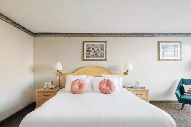 Deluxe King Room in Glendale Express Hotel Los Angeles