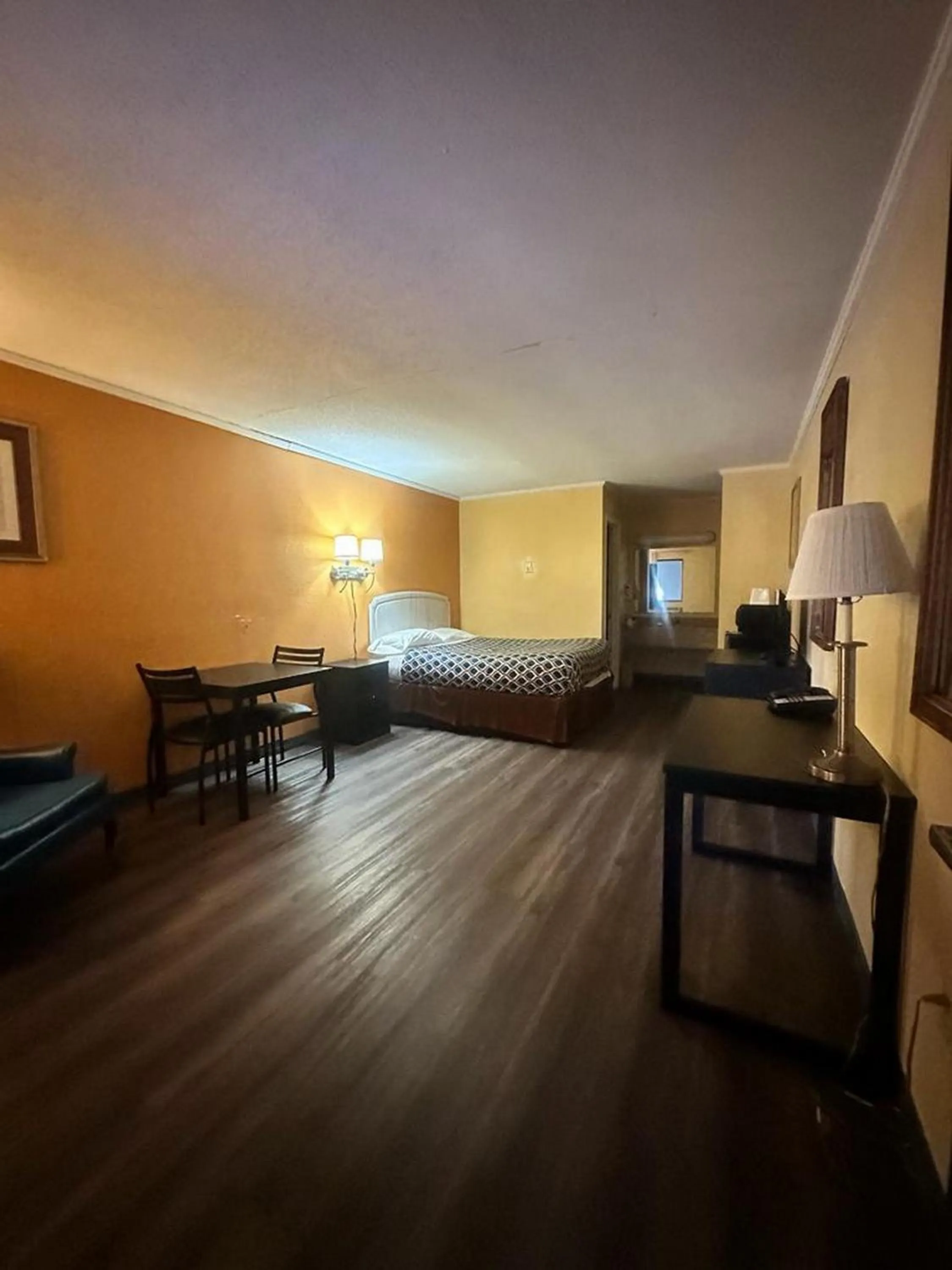 Queen Room - Smoking in Loyalty Inn Rockingham