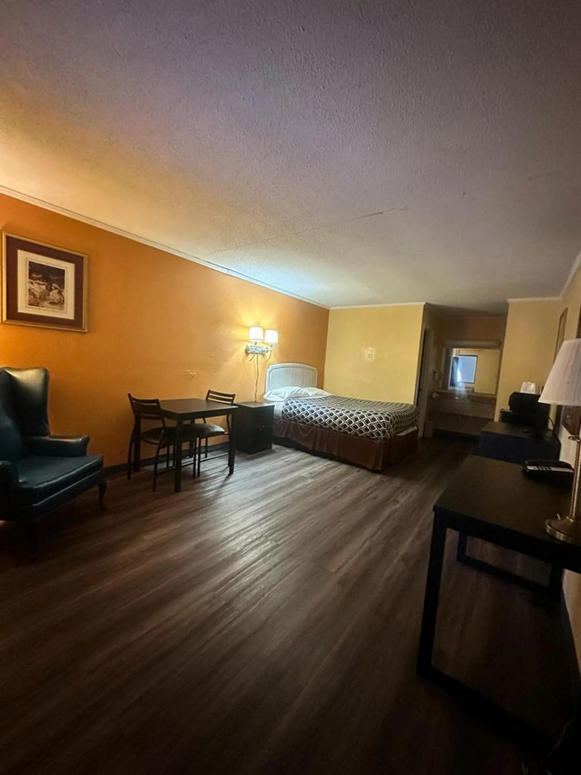 Queen Room - Non-Smoking in Loyalty Inn Rockingham