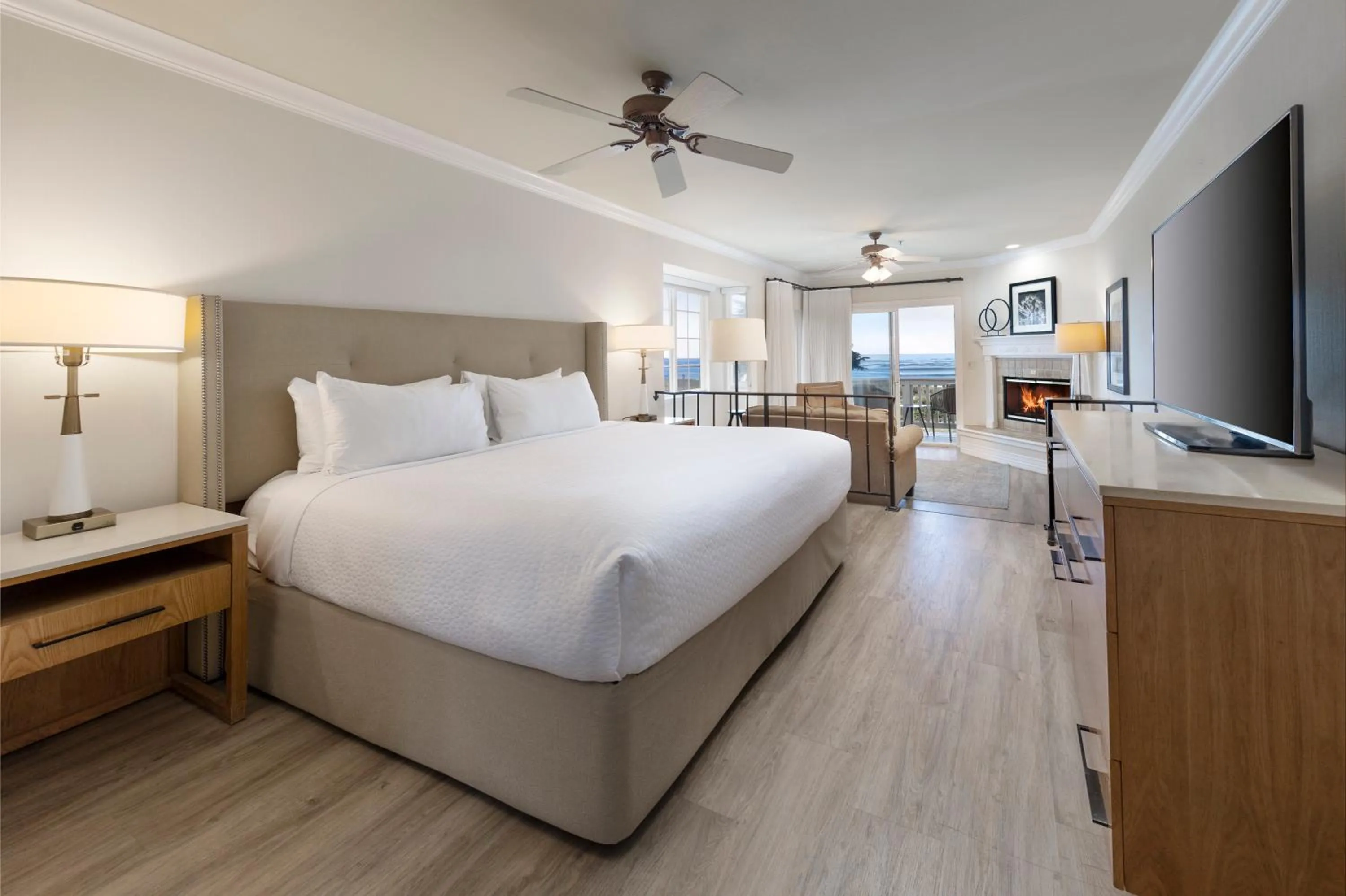 King Suite with Ocean View in Pelican Inn & Suites