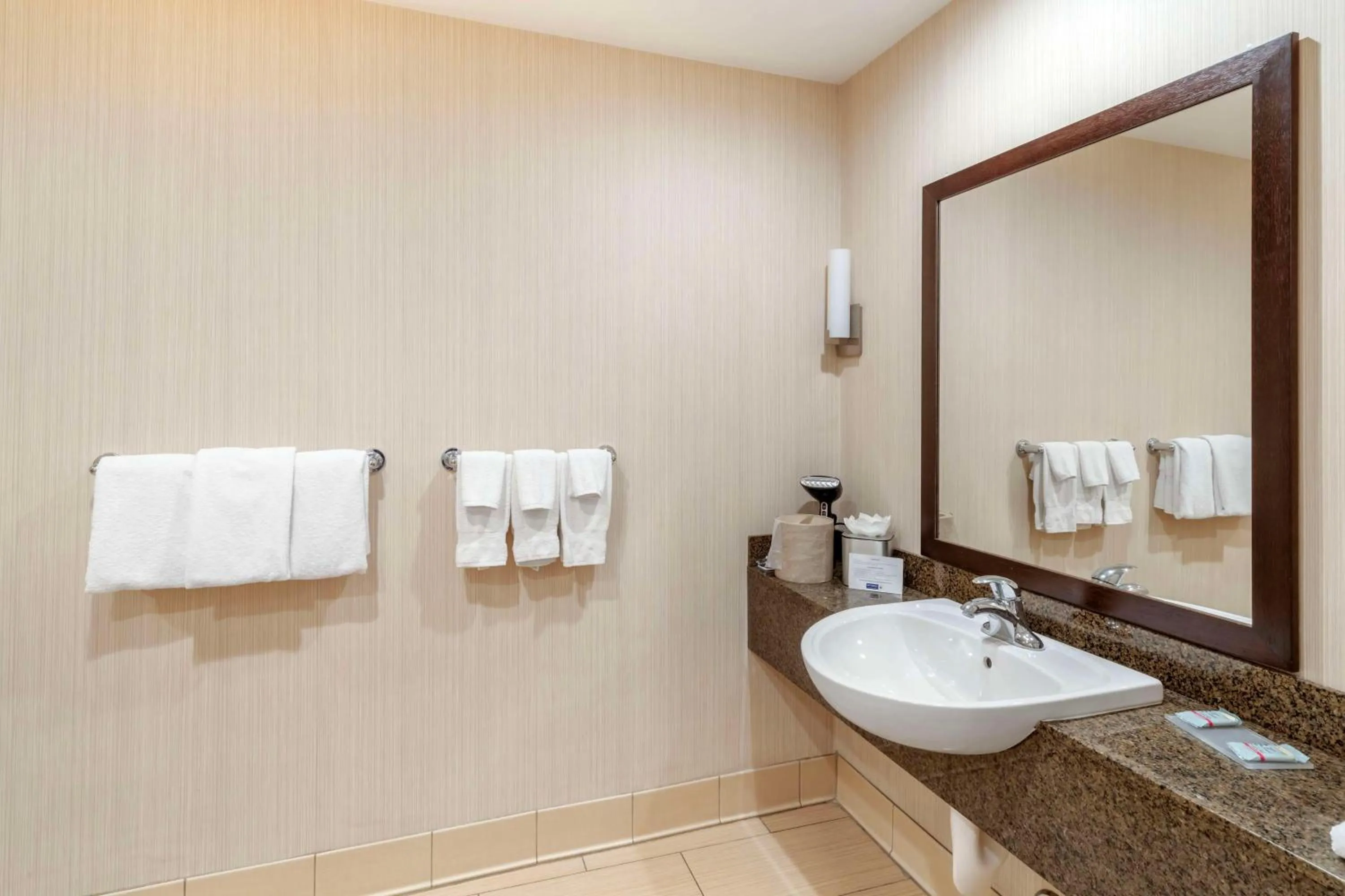 Queen Room with Bath Tub - Disability Access/Non-Smoking in Best Western At Ventura Pier
