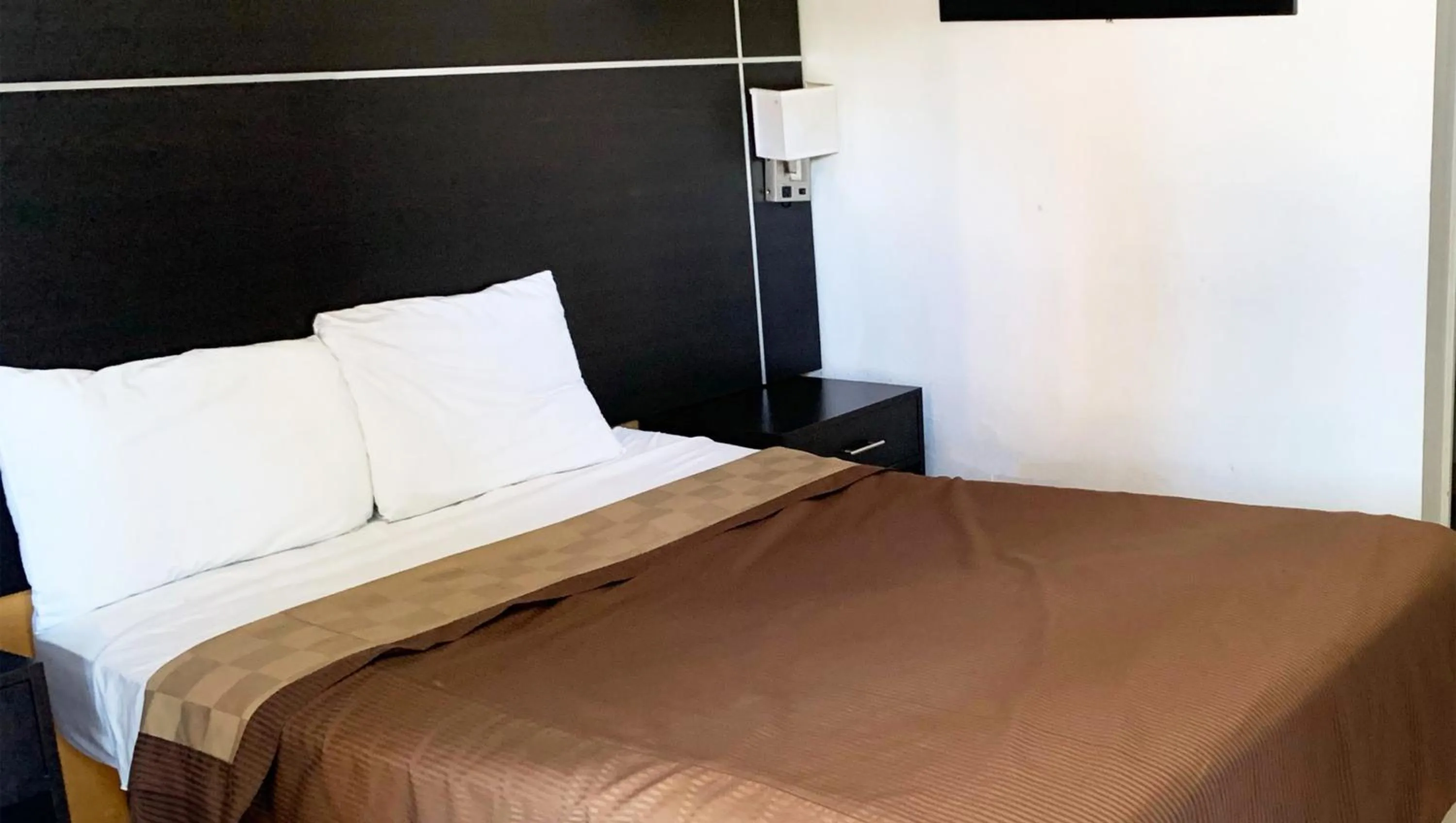 Double Room - Smoking in Magnuson Hotel Bradenton