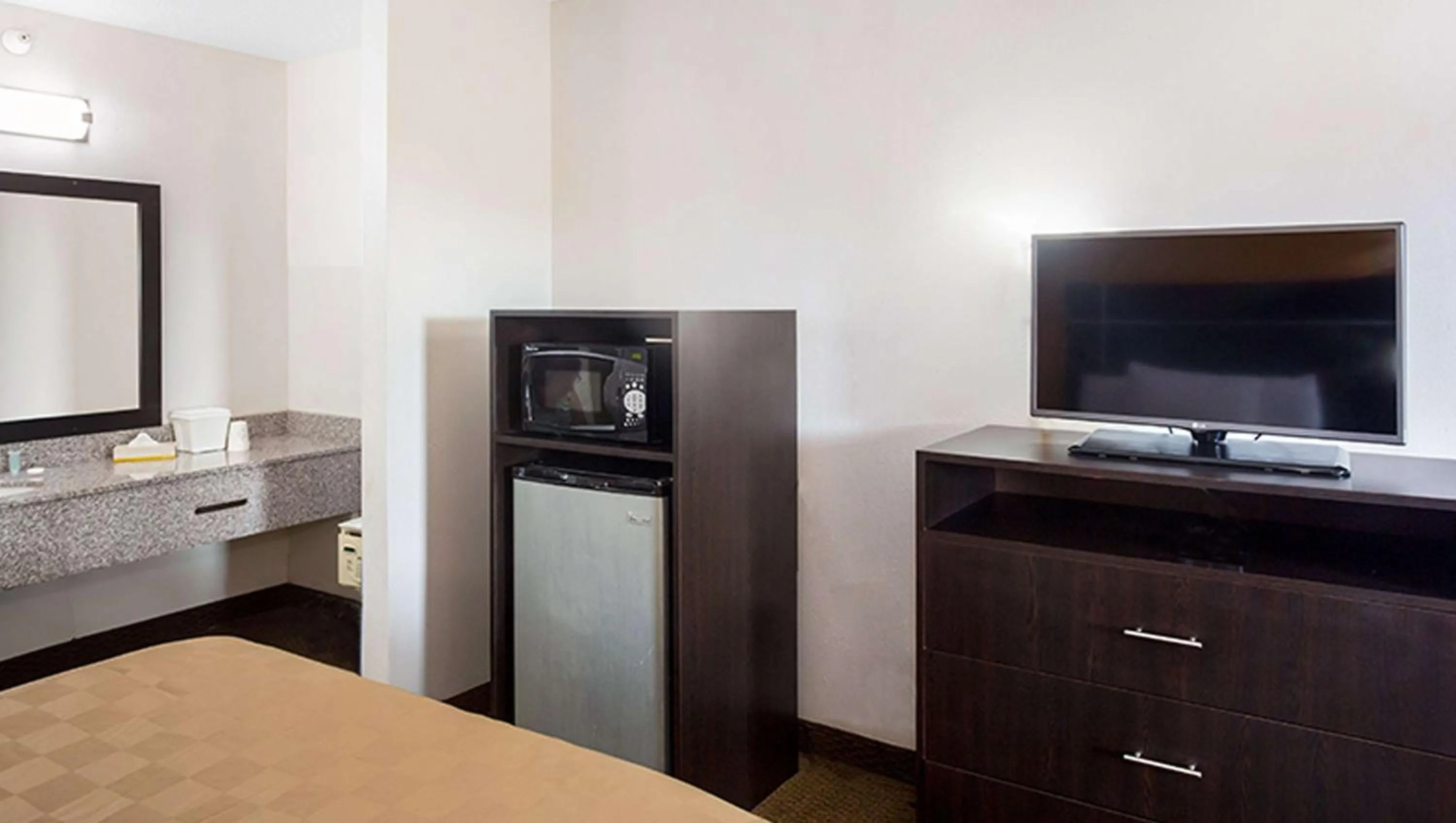 Double Room with Two Double Beds - Smoking in Magnuson Hotel Bradenton