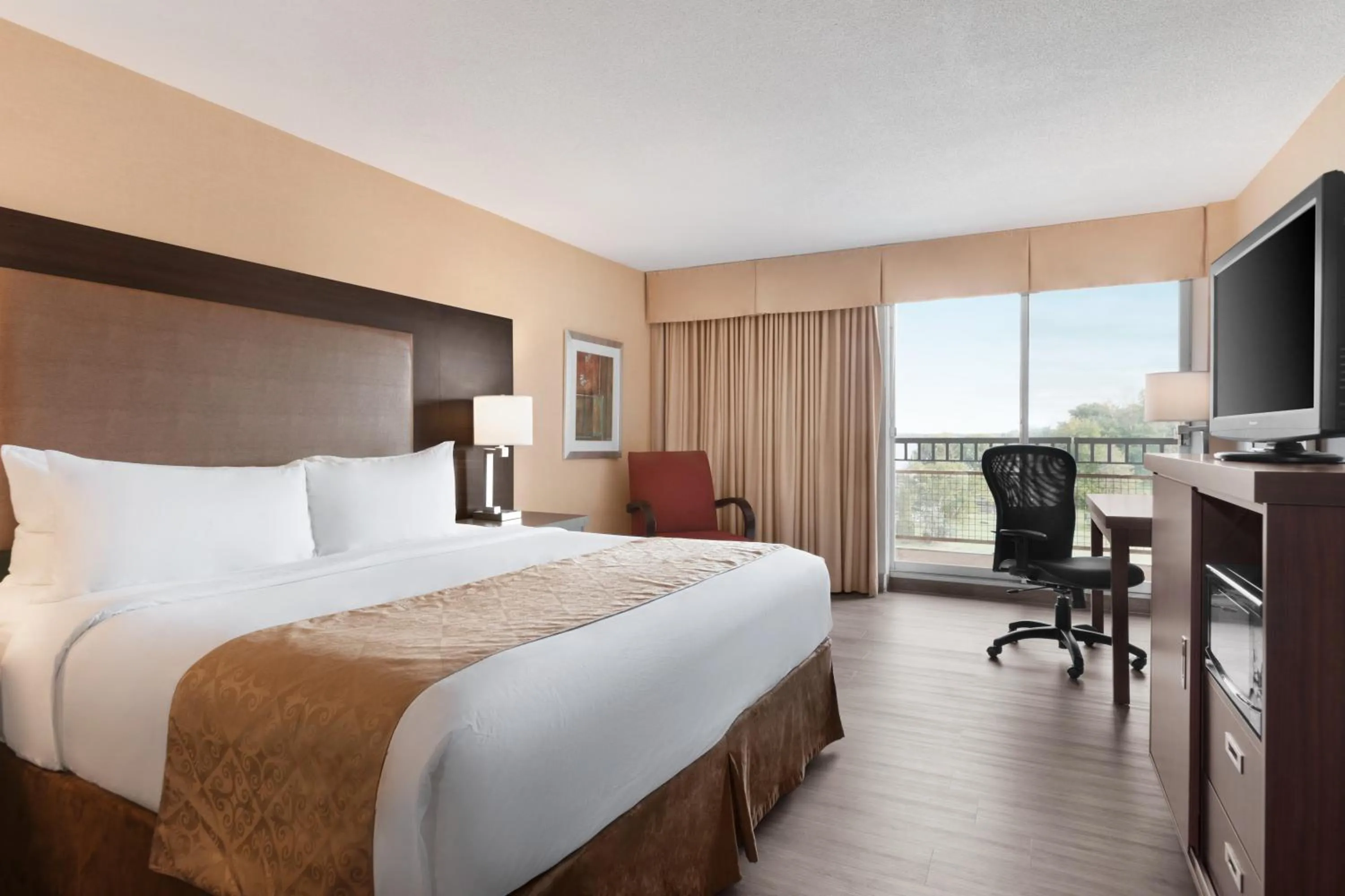 King Room with Lake View - Non-Smoking in Ramada by Wyndham Belleville Harbourview Conference Center