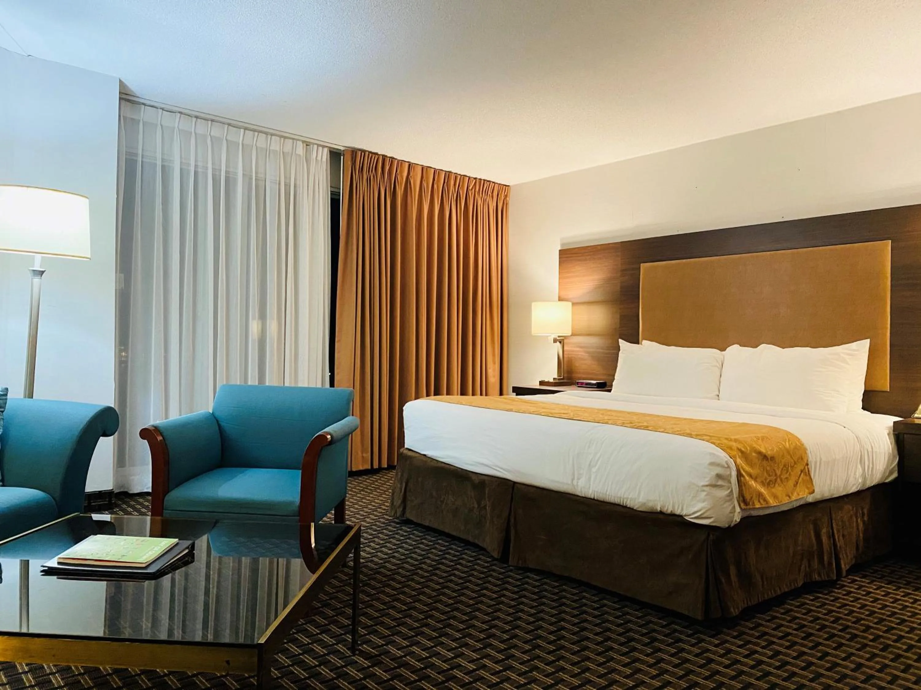 Junior Suite with Lake View - Non-Smoking in Ramada by Wyndham Belleville Harbourview Conference Center