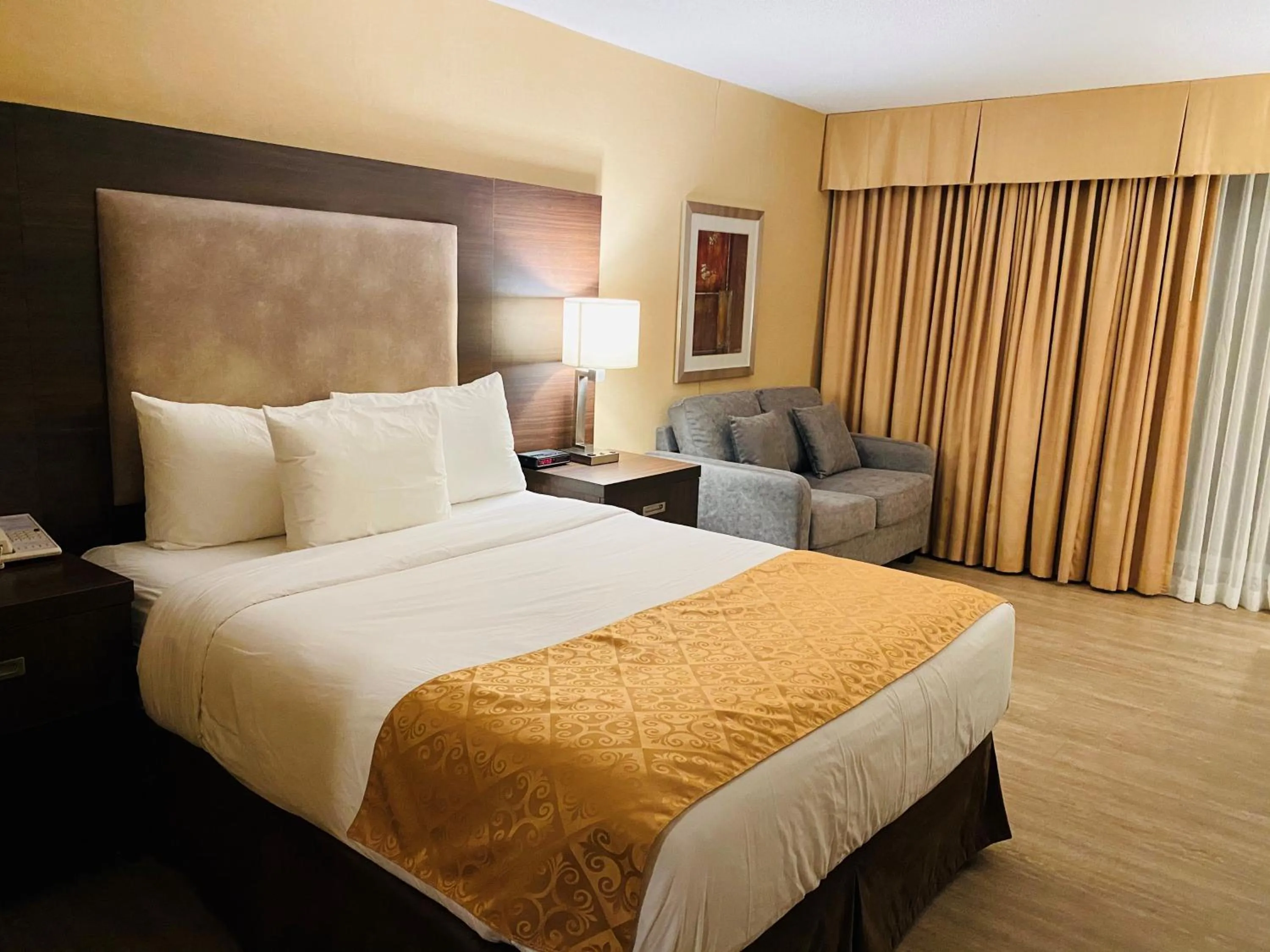 Queen Room with City View - Non-Smoking in Ramada by Wyndham Belleville Harbourview Conference Center