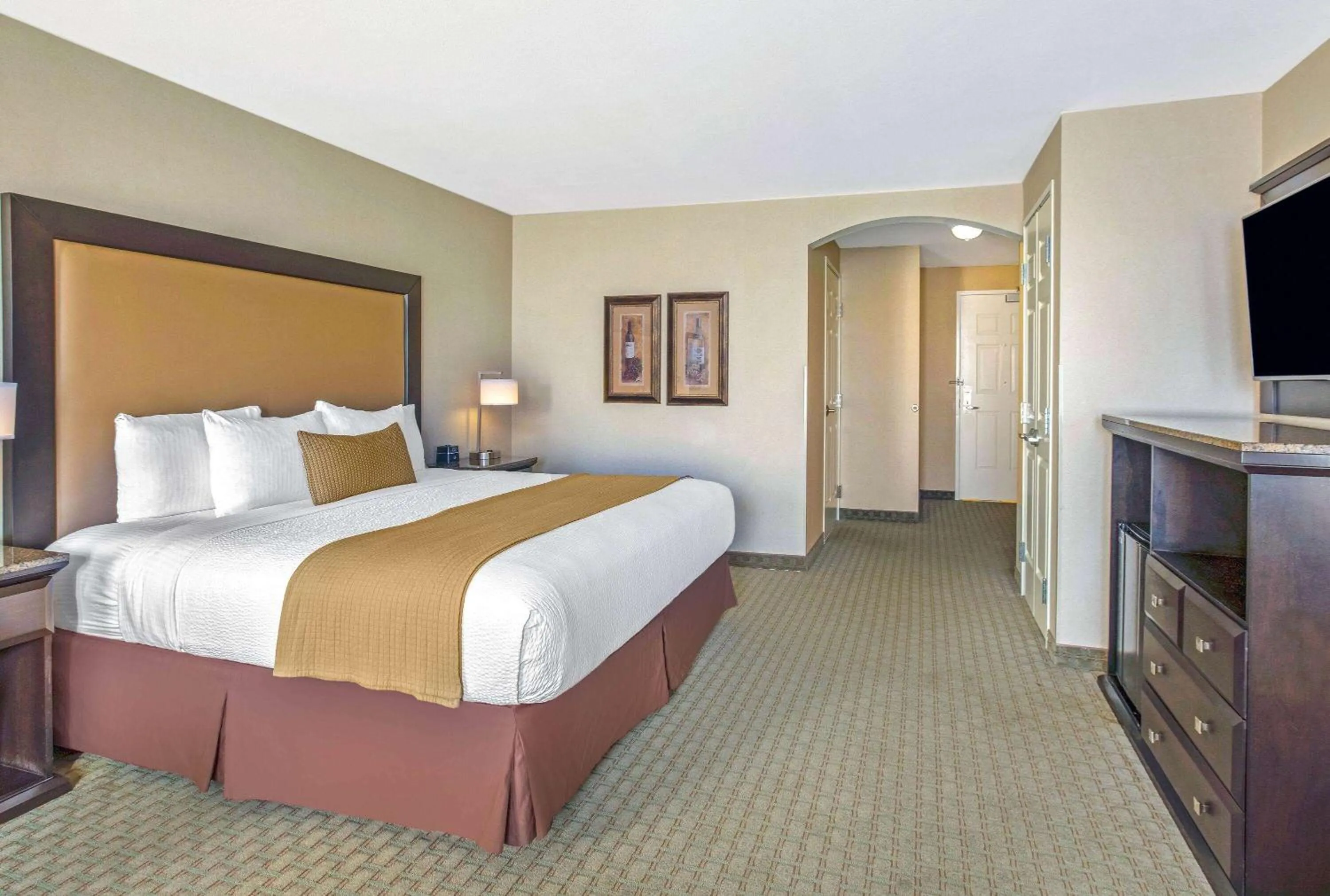 1 King Bed, Mobility/Hearing Impaired Accessible Executive Room, Non-Smoking in La Quinta by Wyndham Paso Robles