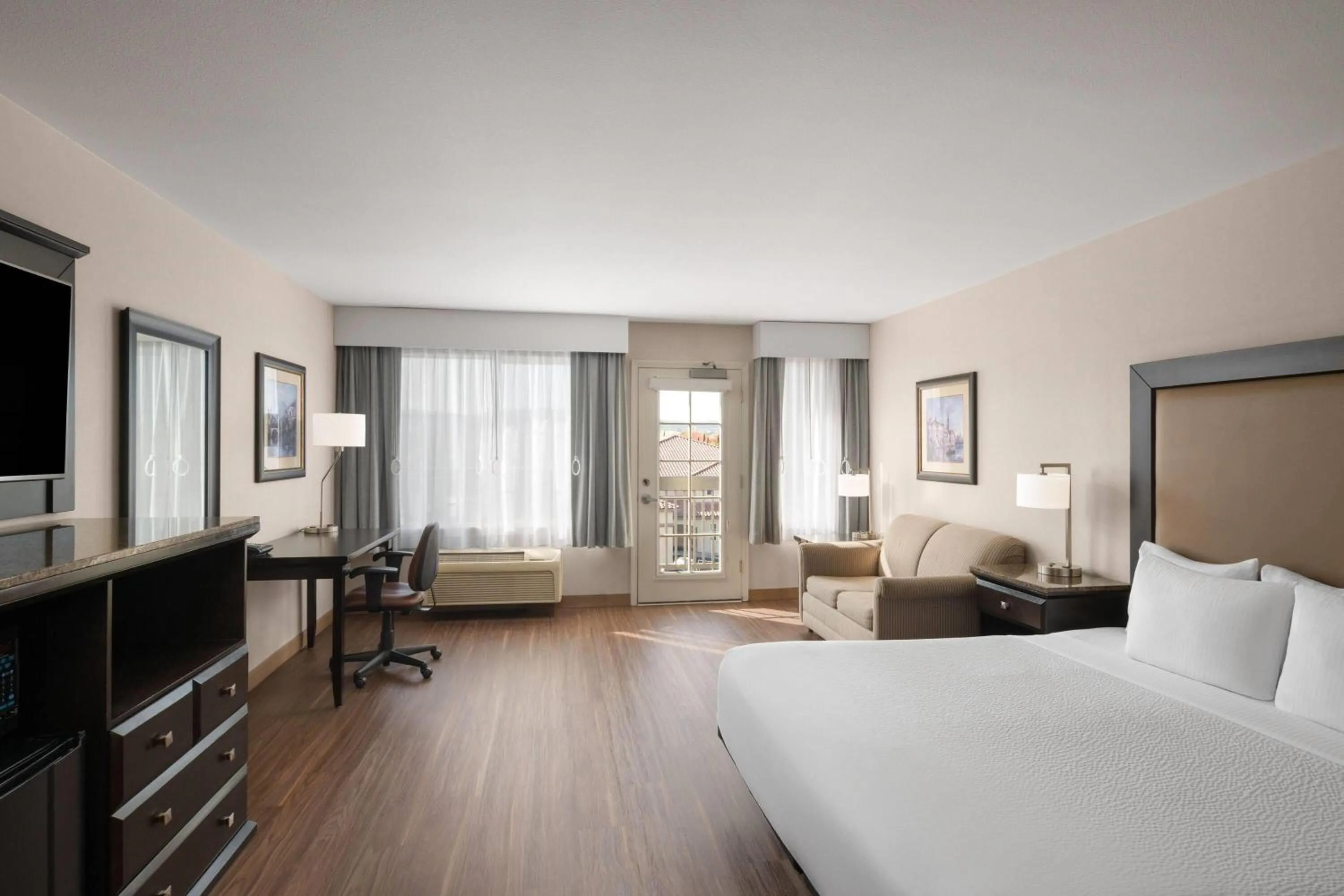 1 King Bed, Mobility/Hearing Impaired Accessible Executive Room, Non-Smoking in La Quinta by Wyndham Paso Robles