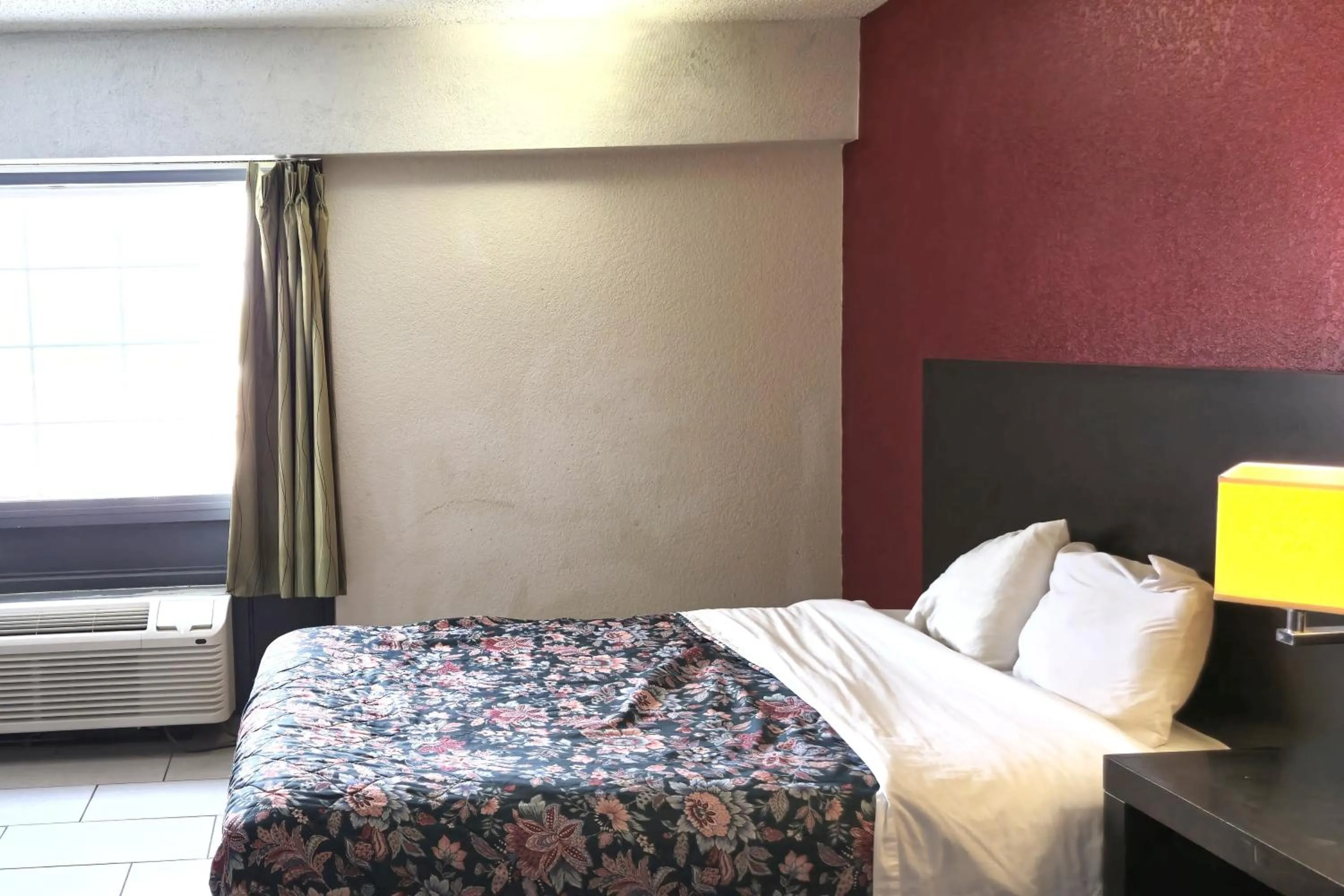 King Bed Smoking in River Valley Inn and Suites