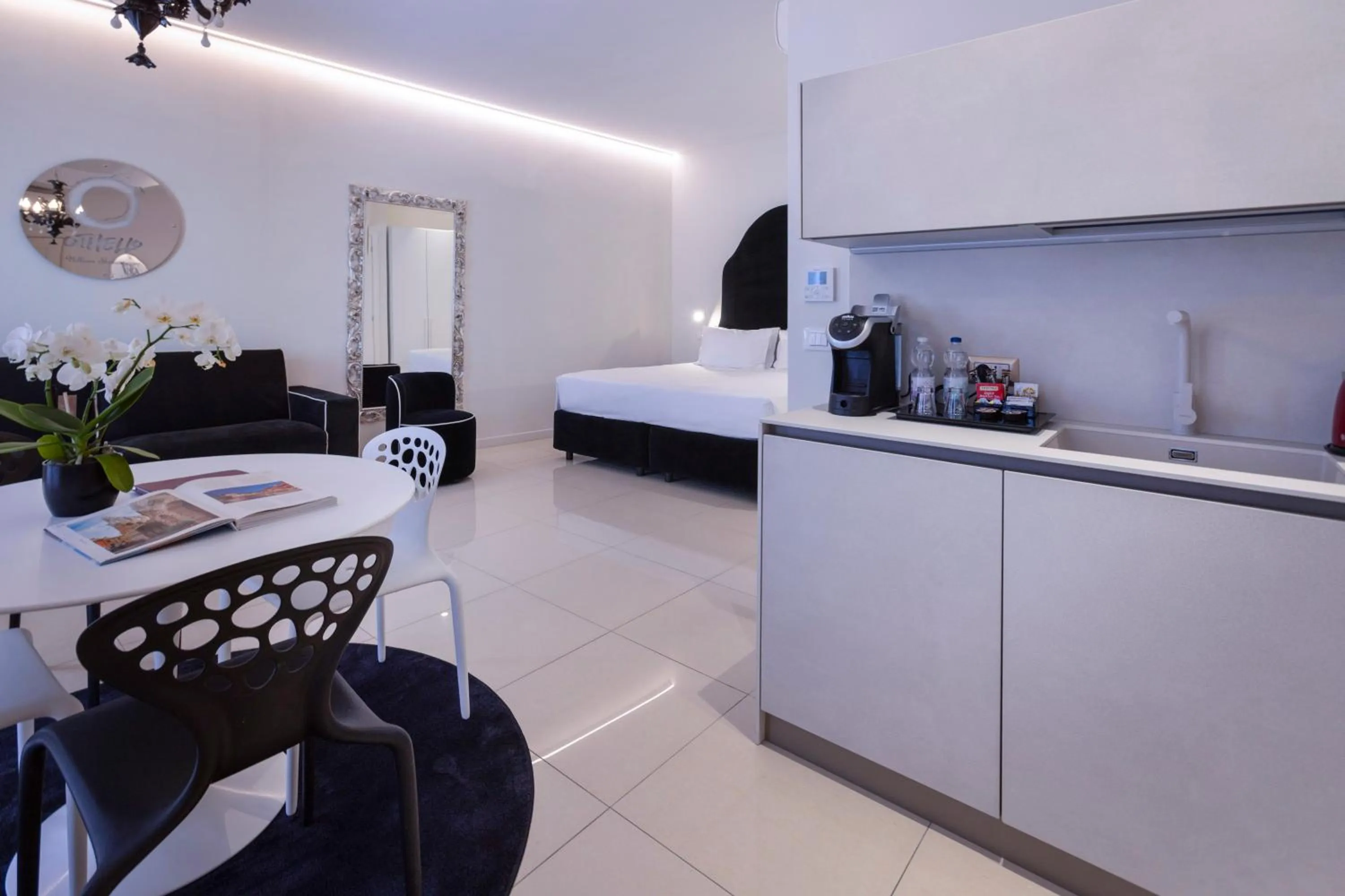 Deluxe Studio with Balcony in Opera Relais De Charme - Aparthotel