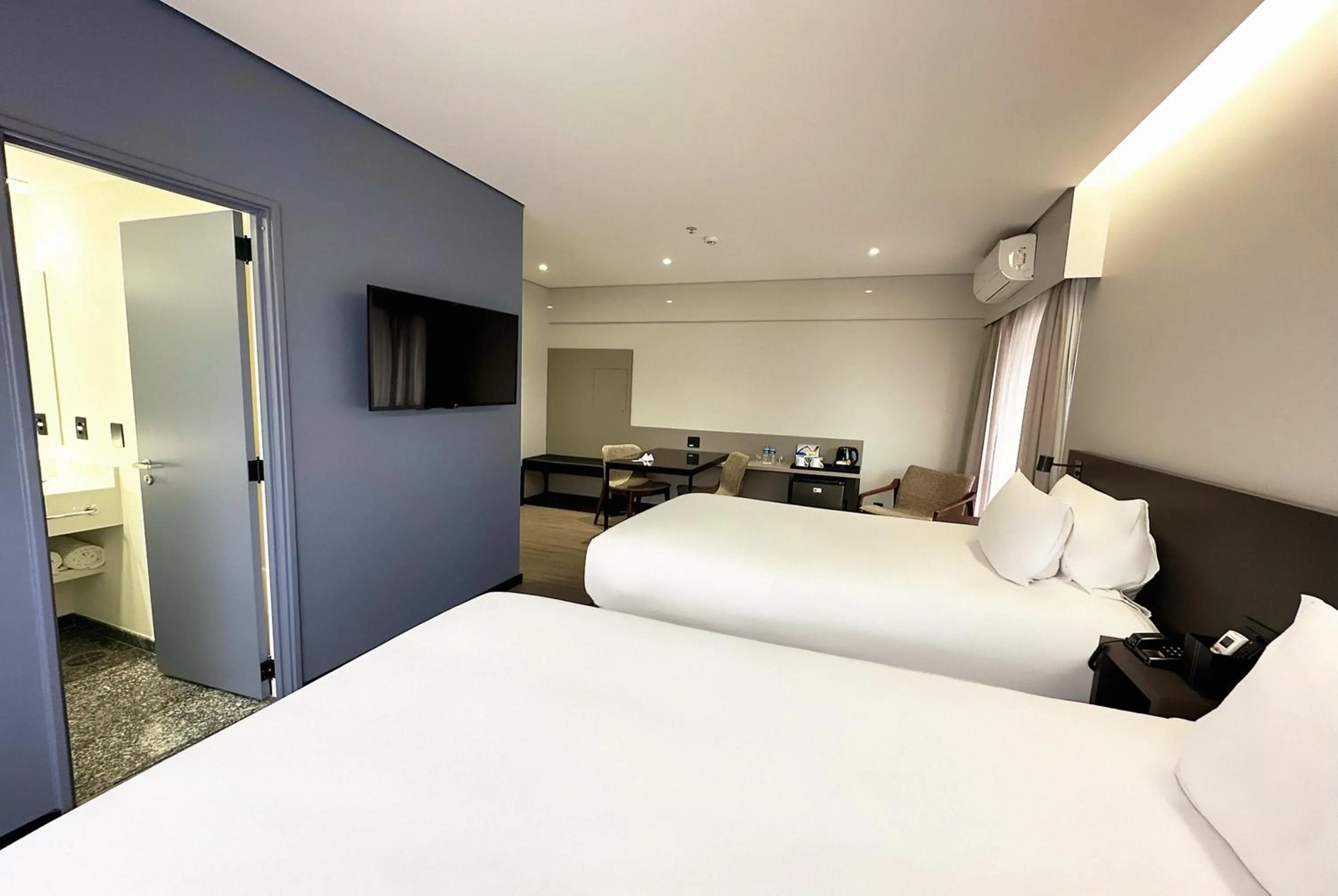 Premier Room with Two Single Bed and Bath in Radisson São Paulo Paulista