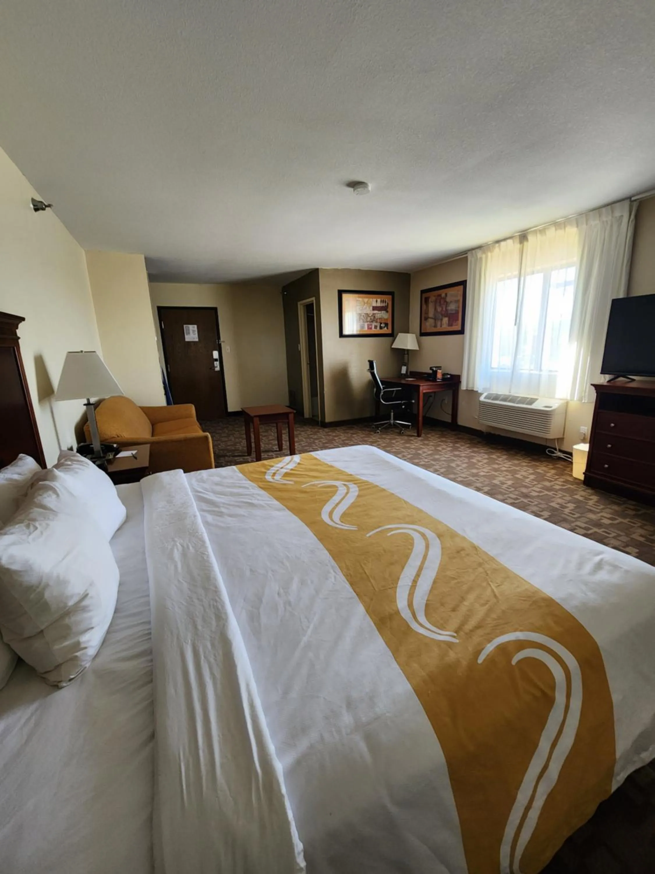 Business Room - Non-Smoking in Quality Inn I-70 at Wanamaker