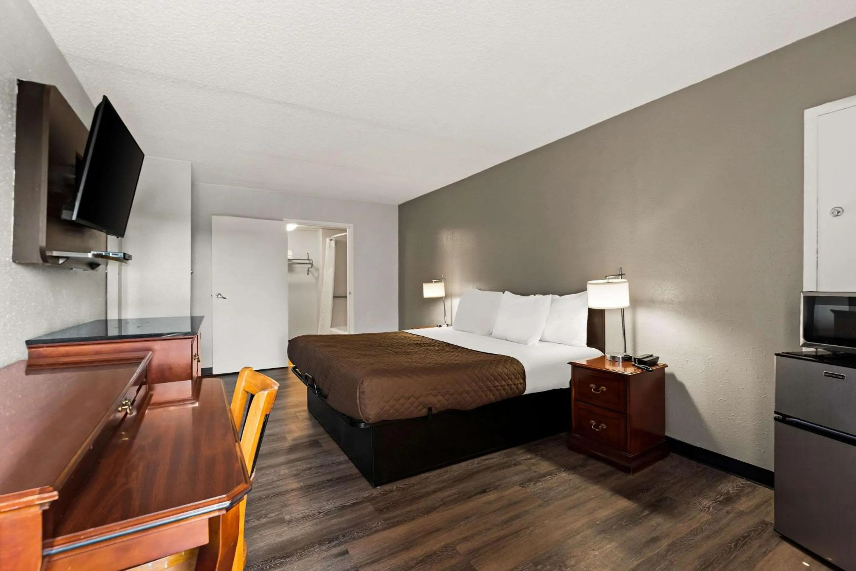 King Room - Non-Smoking in Rodeway Inn