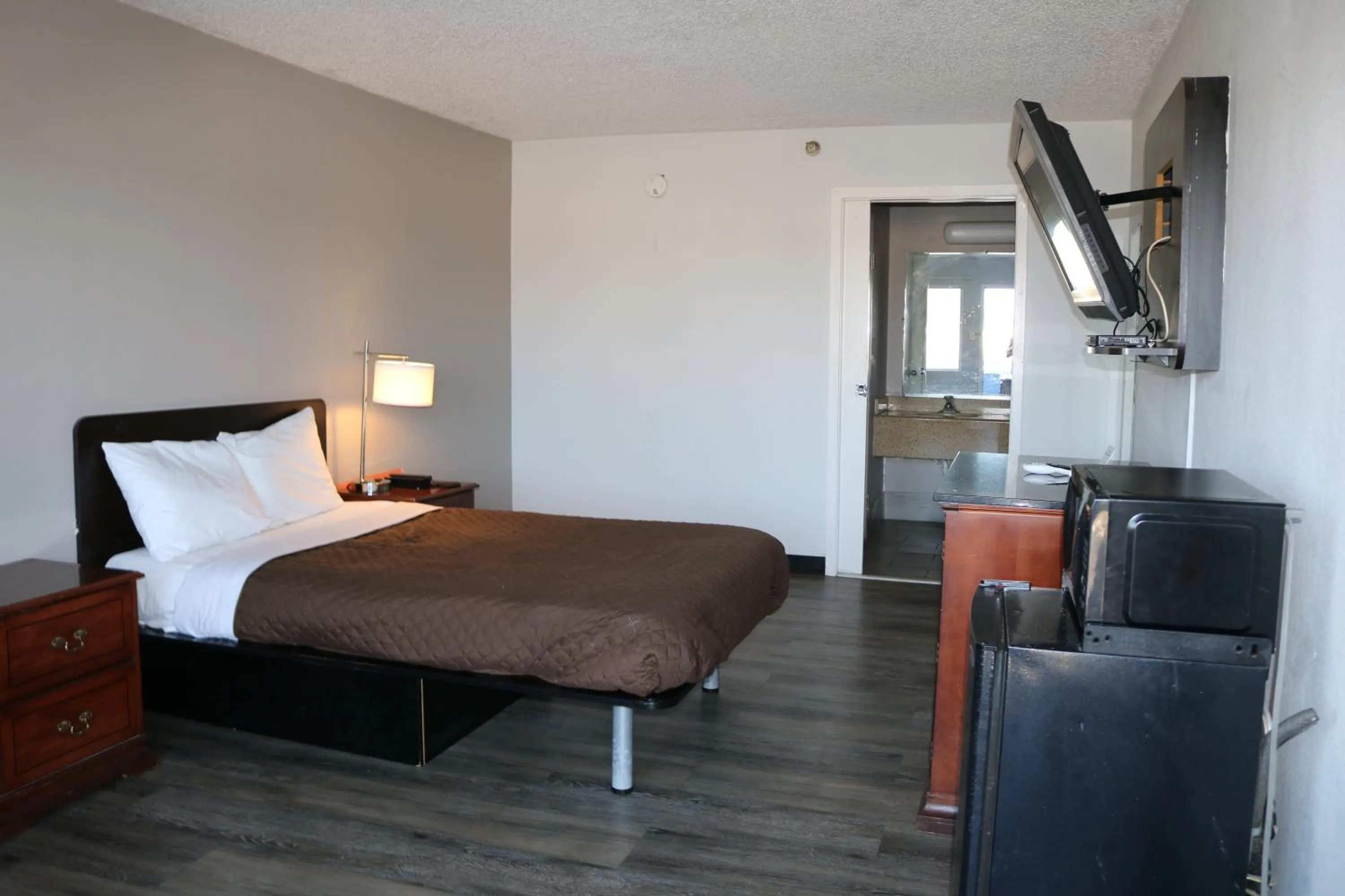 Double Room with Refrigerator - Smoking in Rodeway Inn