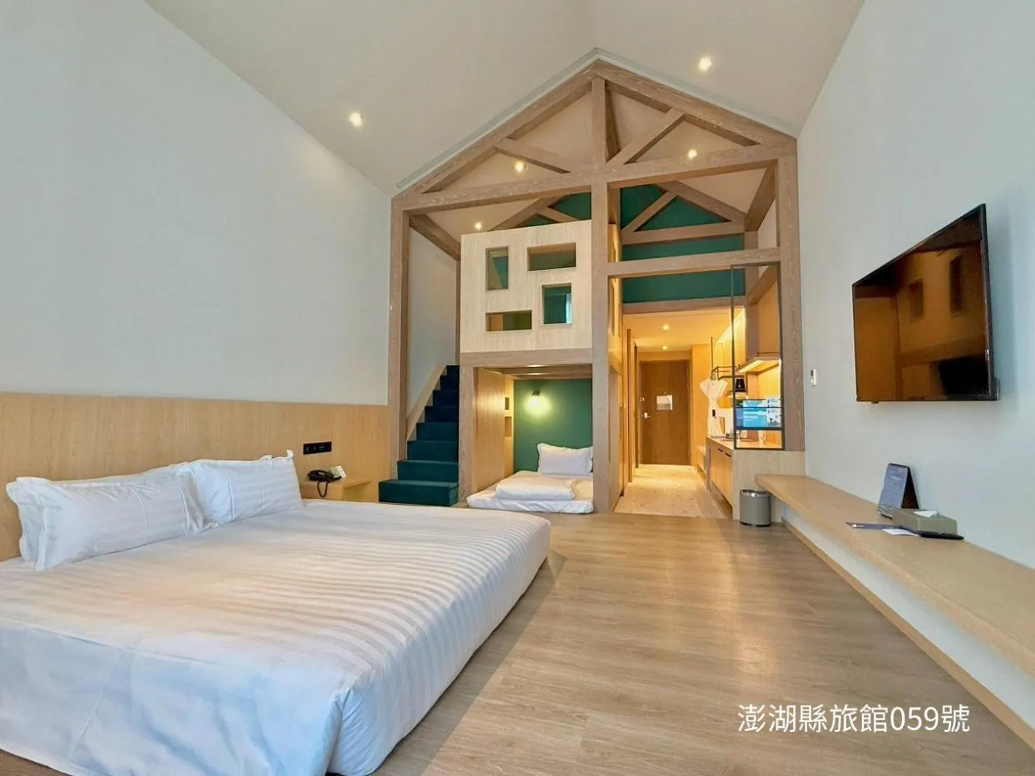 Queen Room in Discovery Hotel