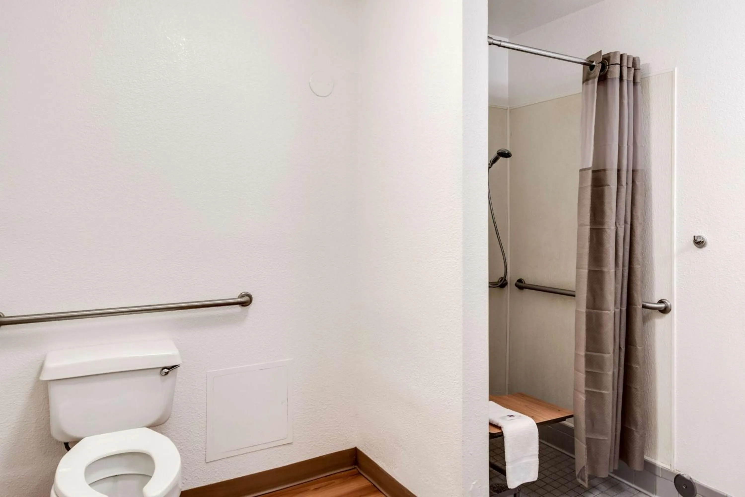 Queen Room - Non-Smoking in Motel 6-Spokane, WA - West