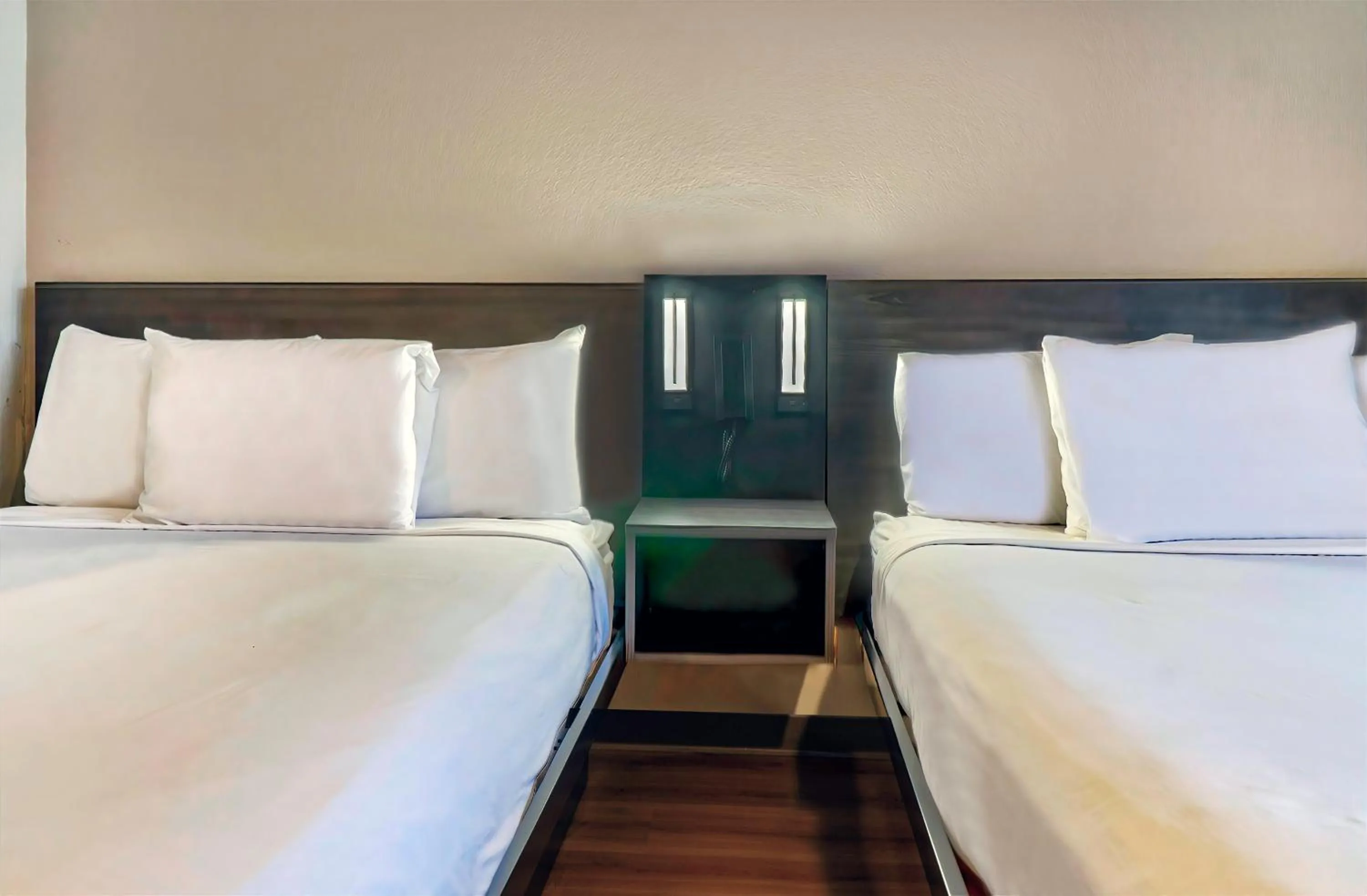 Deluxe Quadruple Room - single occupancy in Motel 6-El Monte, CA - Los Angeles