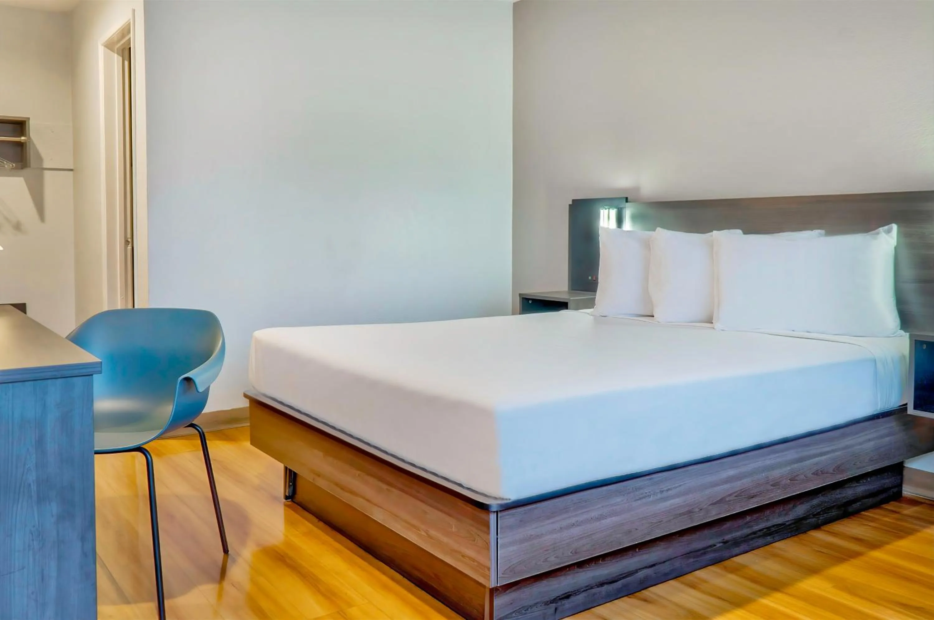 Deluxe Queen Room - single occupancy - Non-Smoking in Motel 6-El Monte, CA - Los Angeles