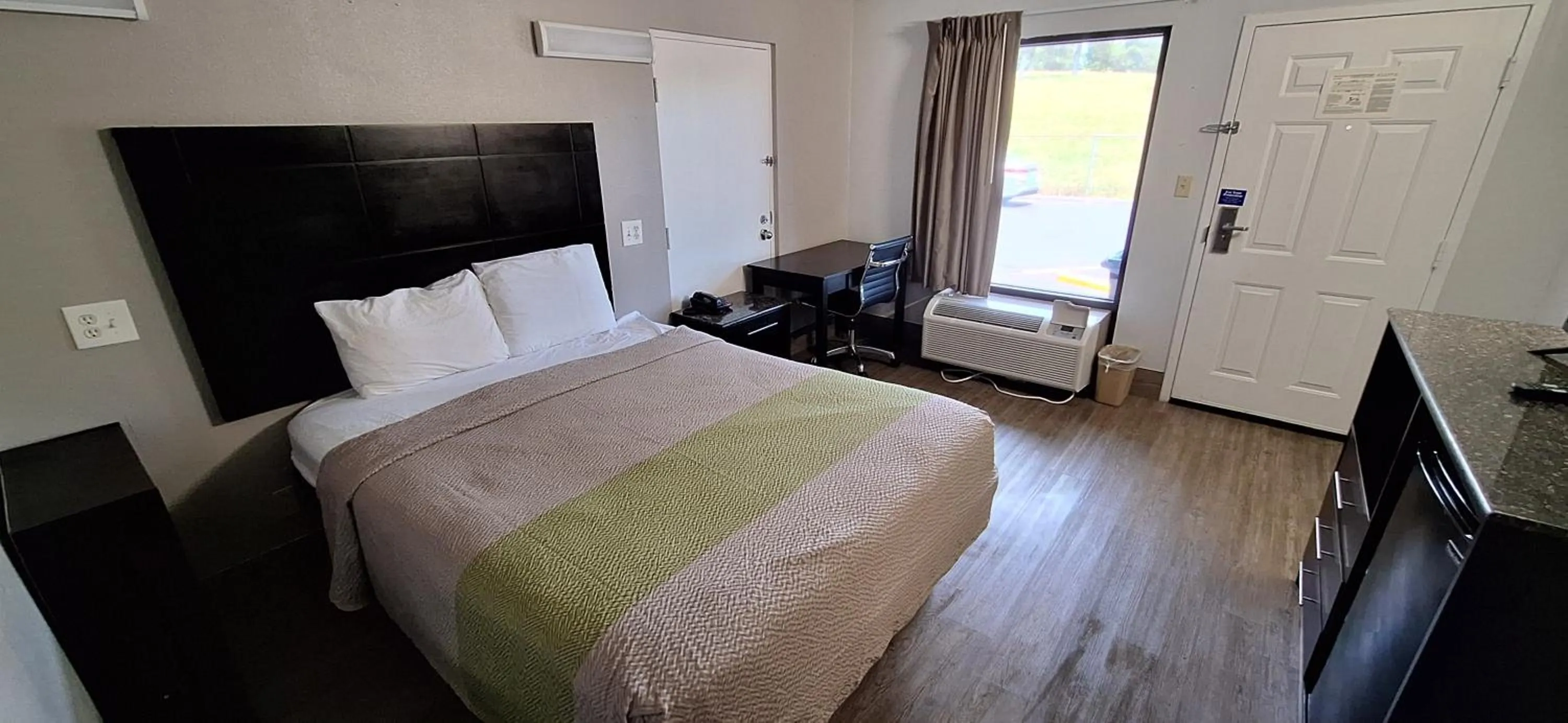 Deluxe Queen Room in Motel 6 Knoxville, Tn - East