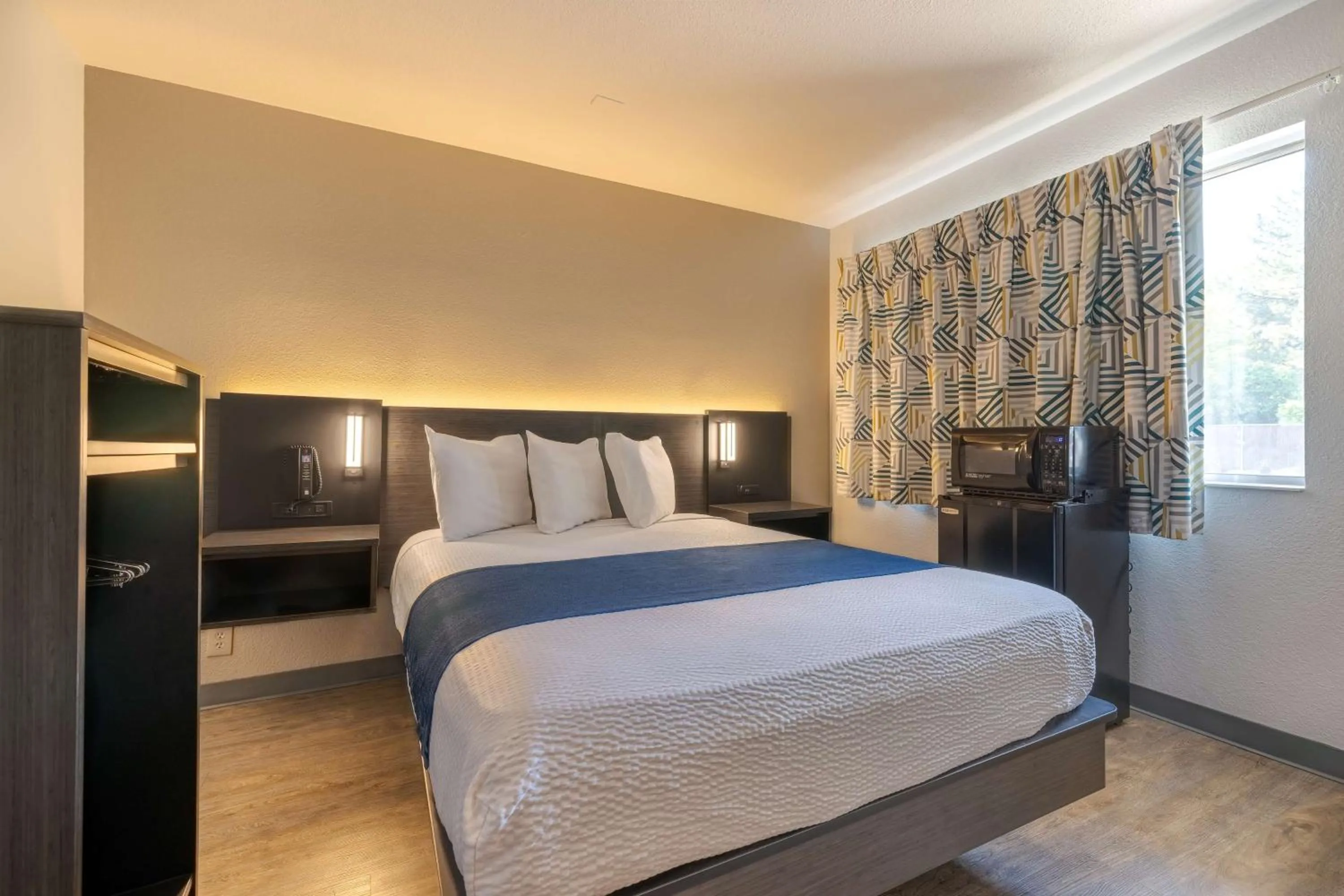 Queen Room - single occupancy - Disability Access - Non-Smoking in Motel 6-Twin Falls, ID