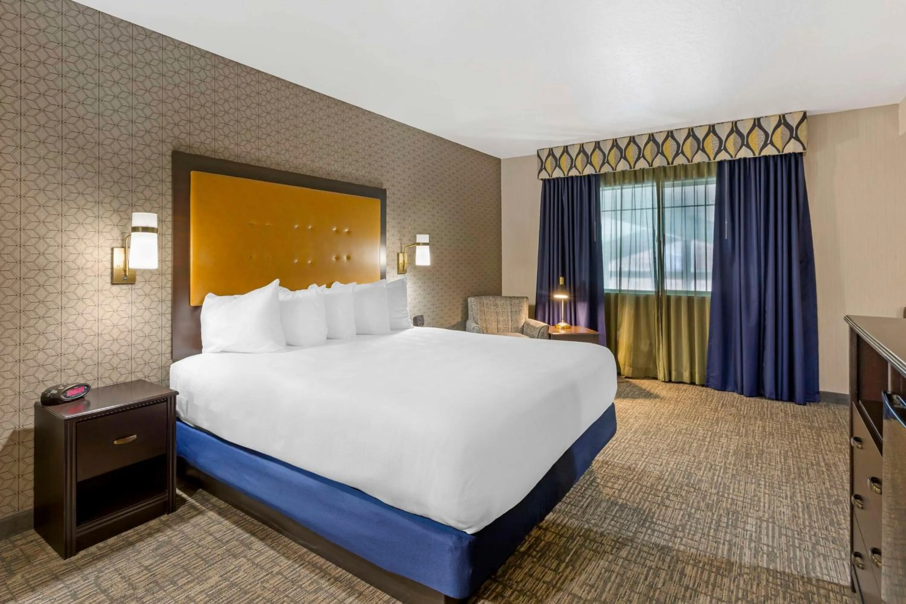 Executive King Room with Pool View in Best Western Plus Grant Creek Inn