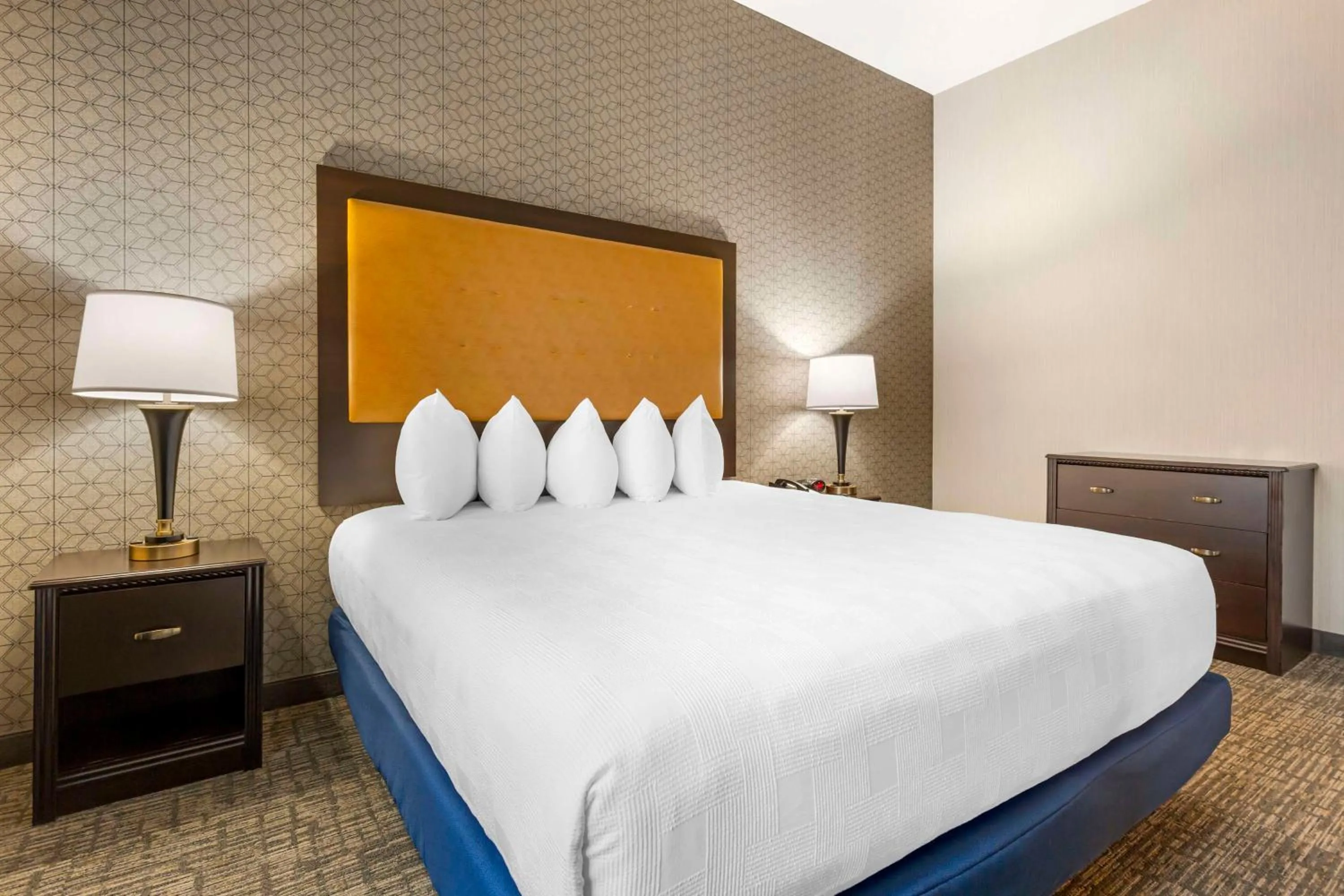 One-Bedroom King Suite with Bath Tub and Sofa Bed - Disability Access in Best Western Plus Grant Creek Inn