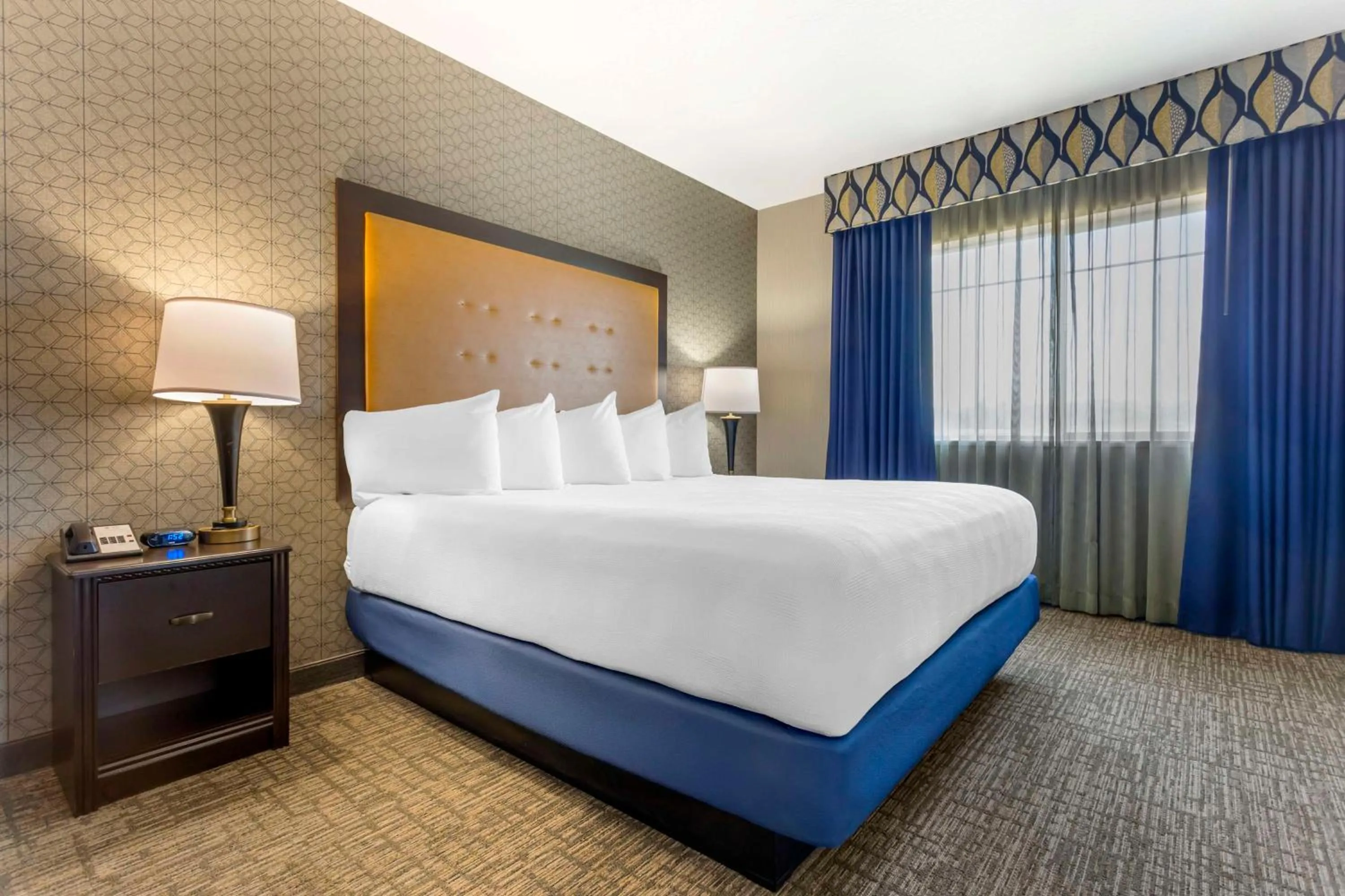 One-Bedroom King Suite with Sofa Bed and Fireplace in Best Western Plus Grant Creek Inn