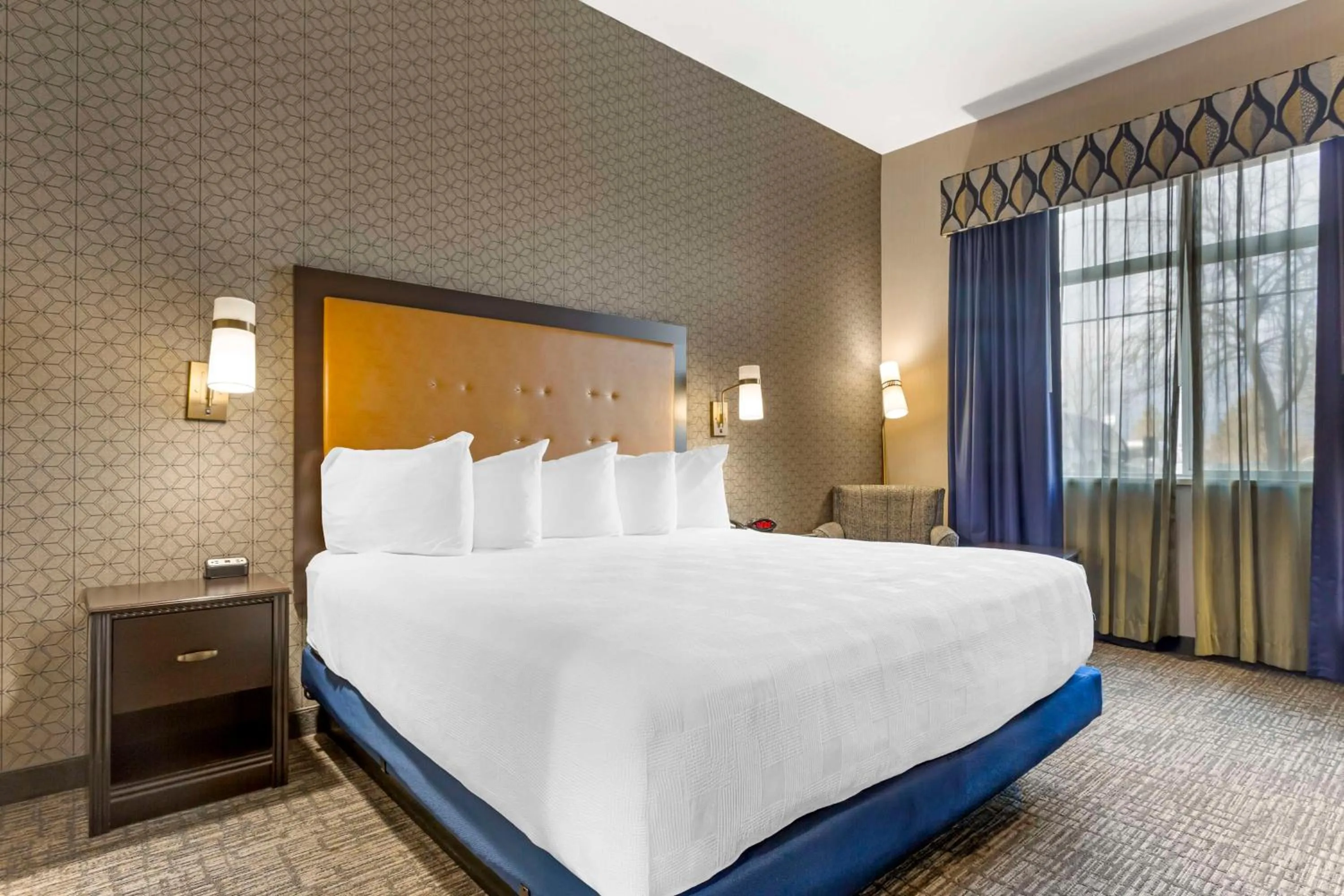 King Room with Bath Tub - Disability Access in Best Western Plus Grant Creek Inn