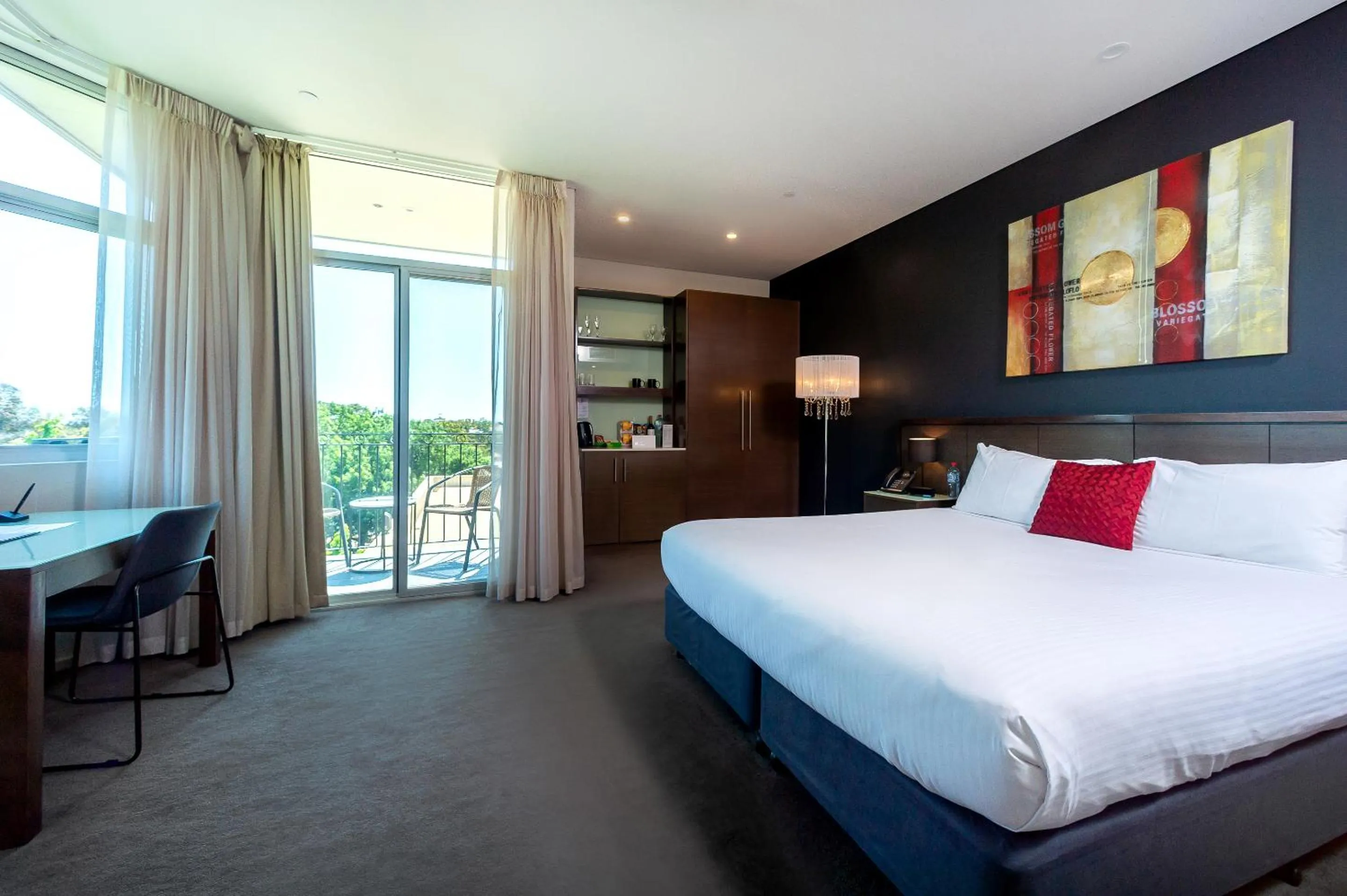 Deluxe King Room in Sfera's Park Suites & Convention Centre