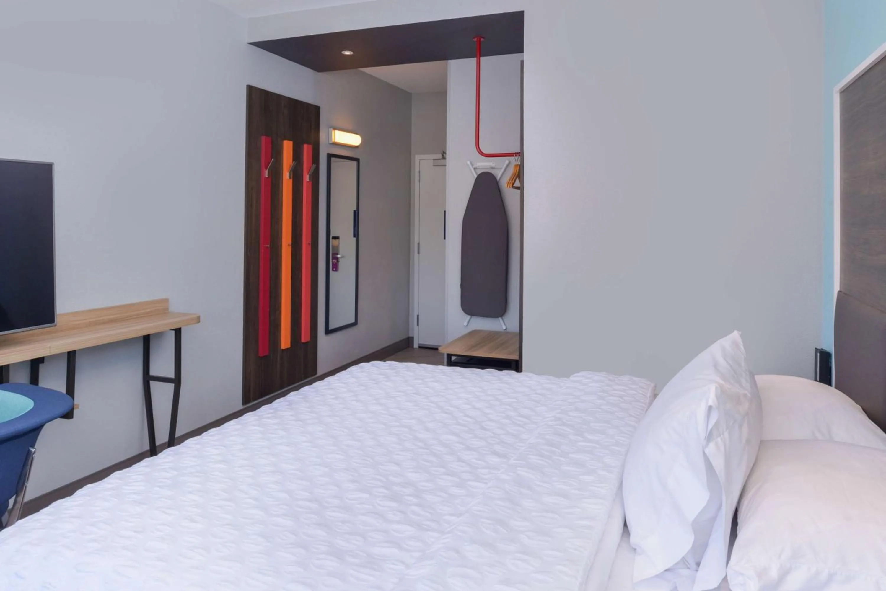 King Room with Roll-In Shower - Mobility Access in Tru By Hilton Little Rock West