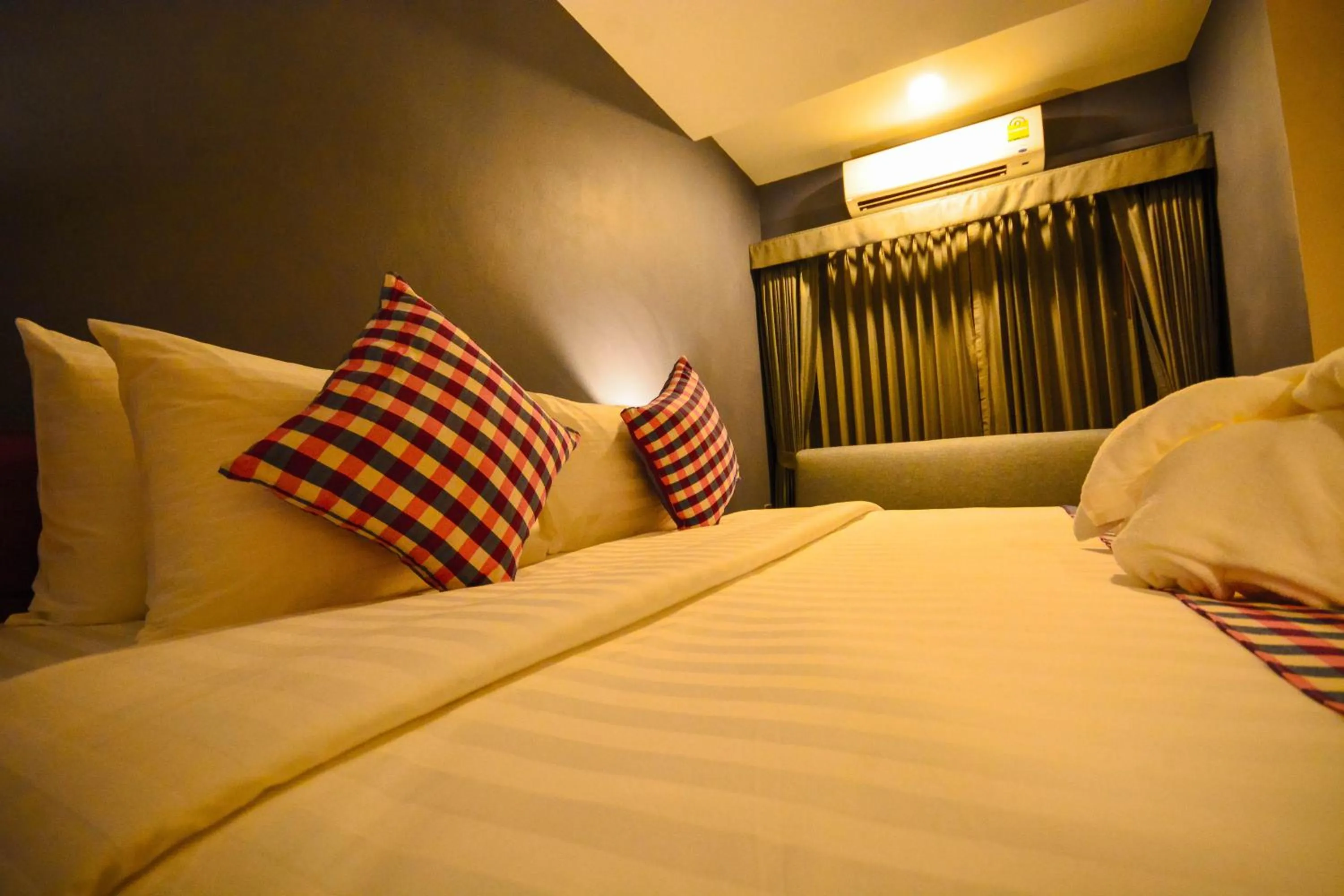 Deluxe Double or Twin Room in Comet Hotel Surat Thani