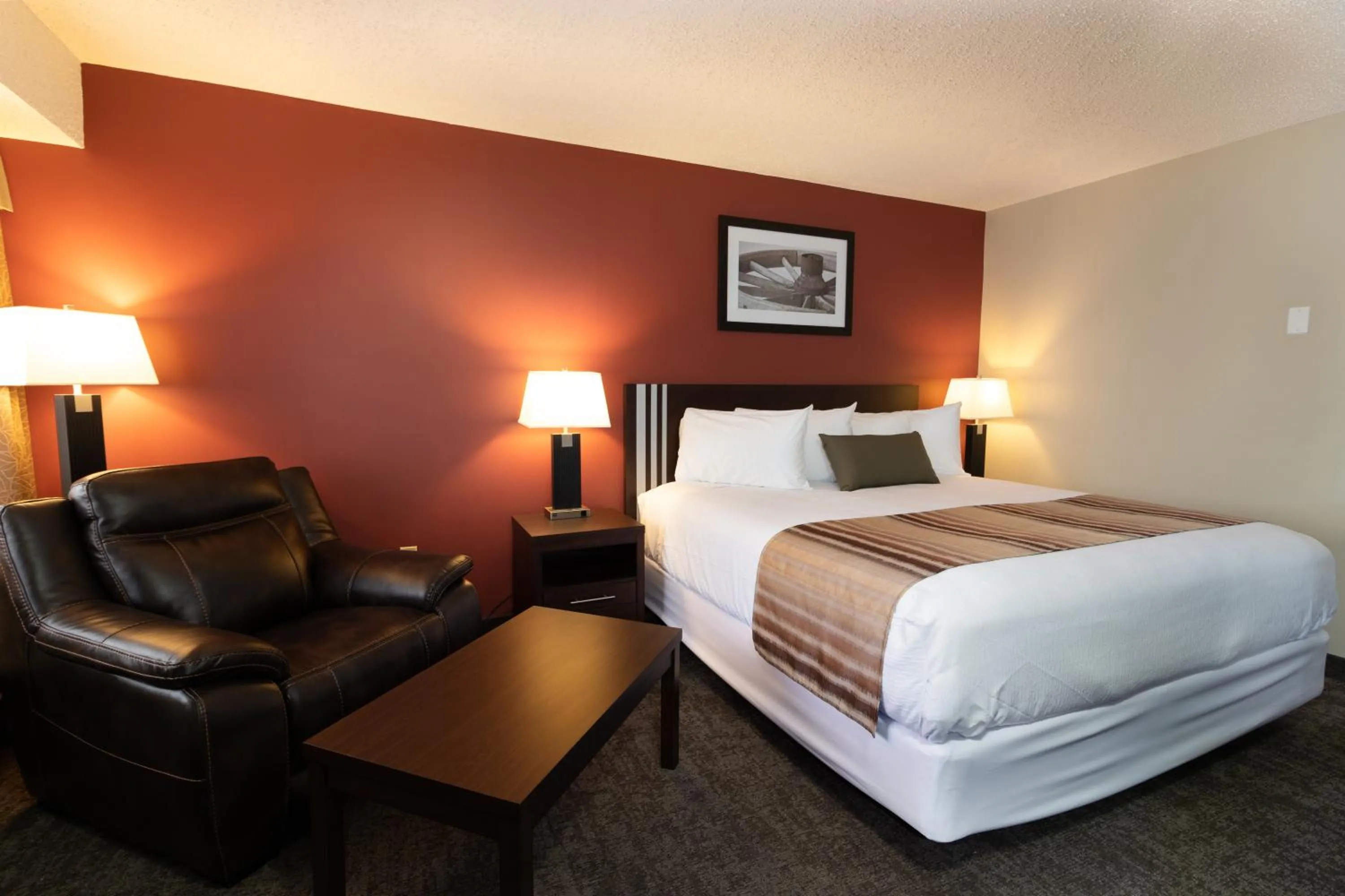 Deluxe King Suite in BCMInns - Lloydminster