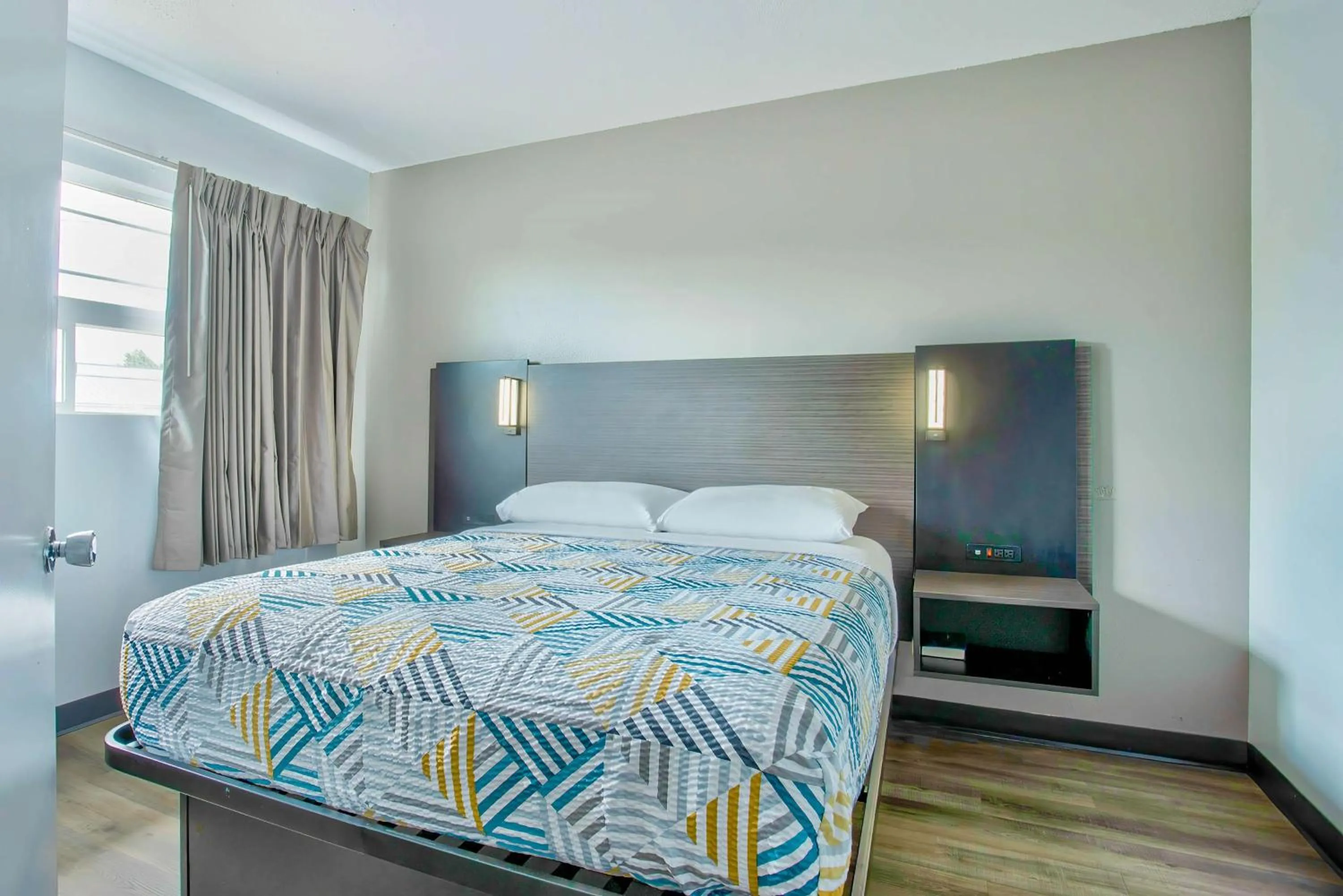 Queen Room - single occupancy - Non-Smoking in Motel 6-Bend, OR